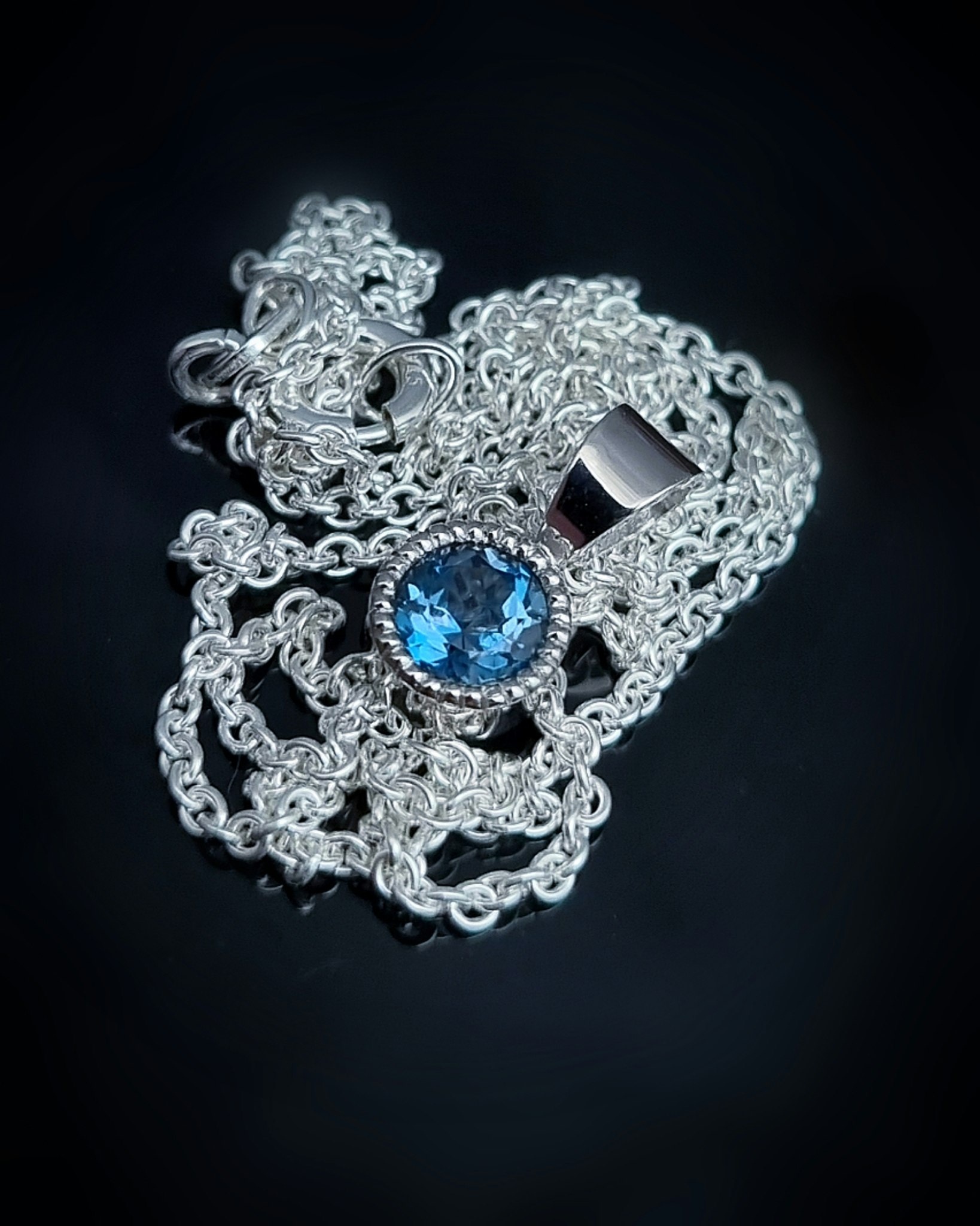 London Blue Topas - hänge i 18K vitt guld