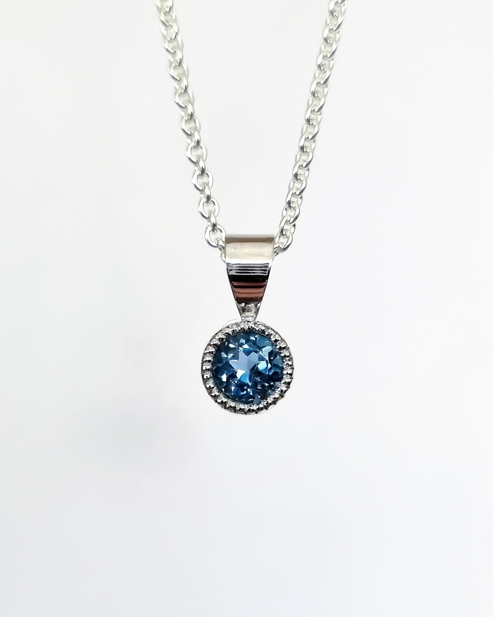 London Blue Topas - hänge i 18K vitt guld