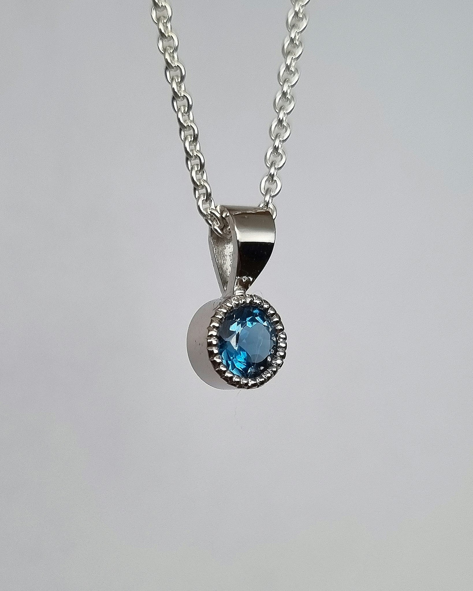 London Blue Topas - hänge i 18K vitt guld