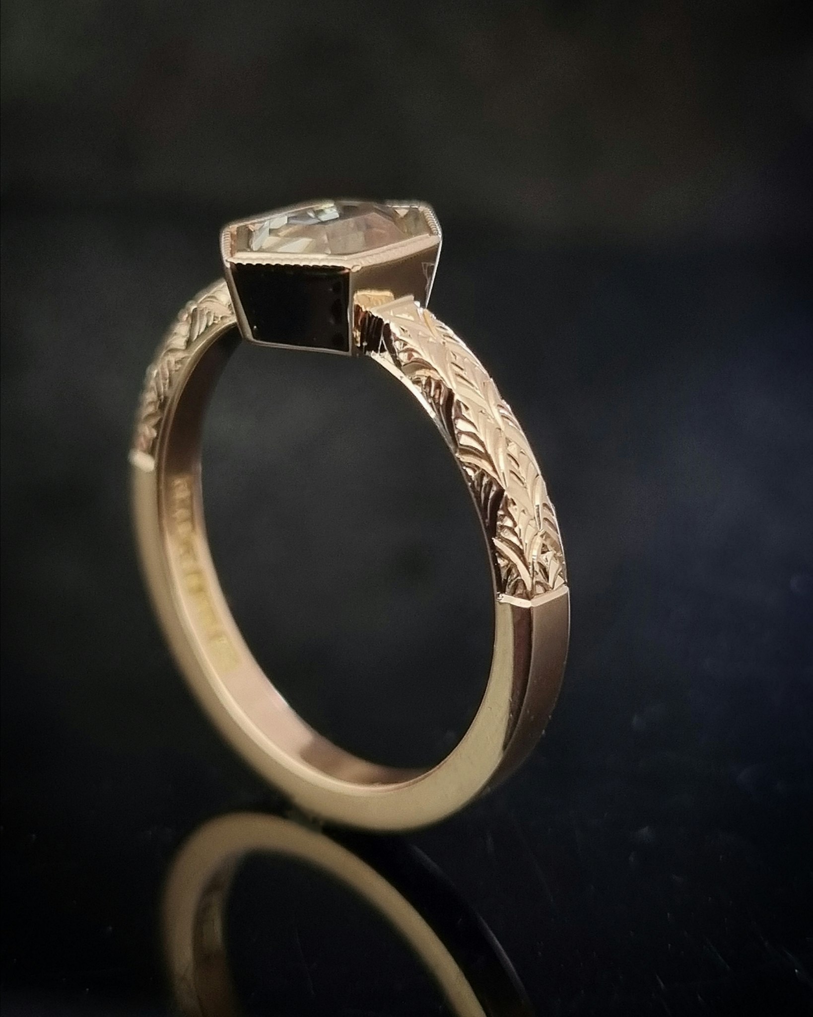 Fawn 'Art Deco' - Solitär i 18K med champagnesafir