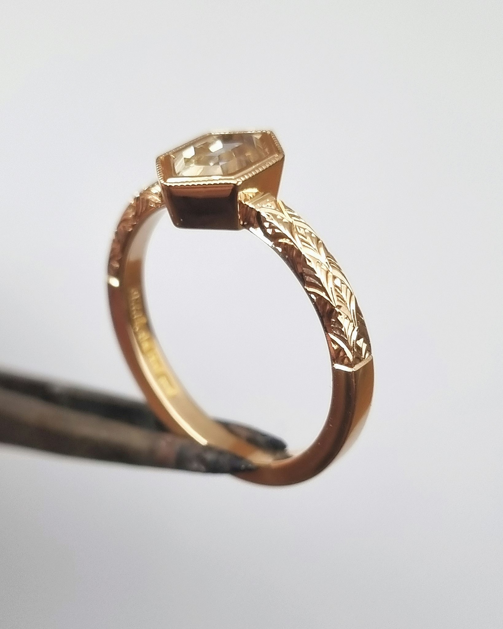Fawn 'Art Deco' - Solitär i 18K med champagnesafir
