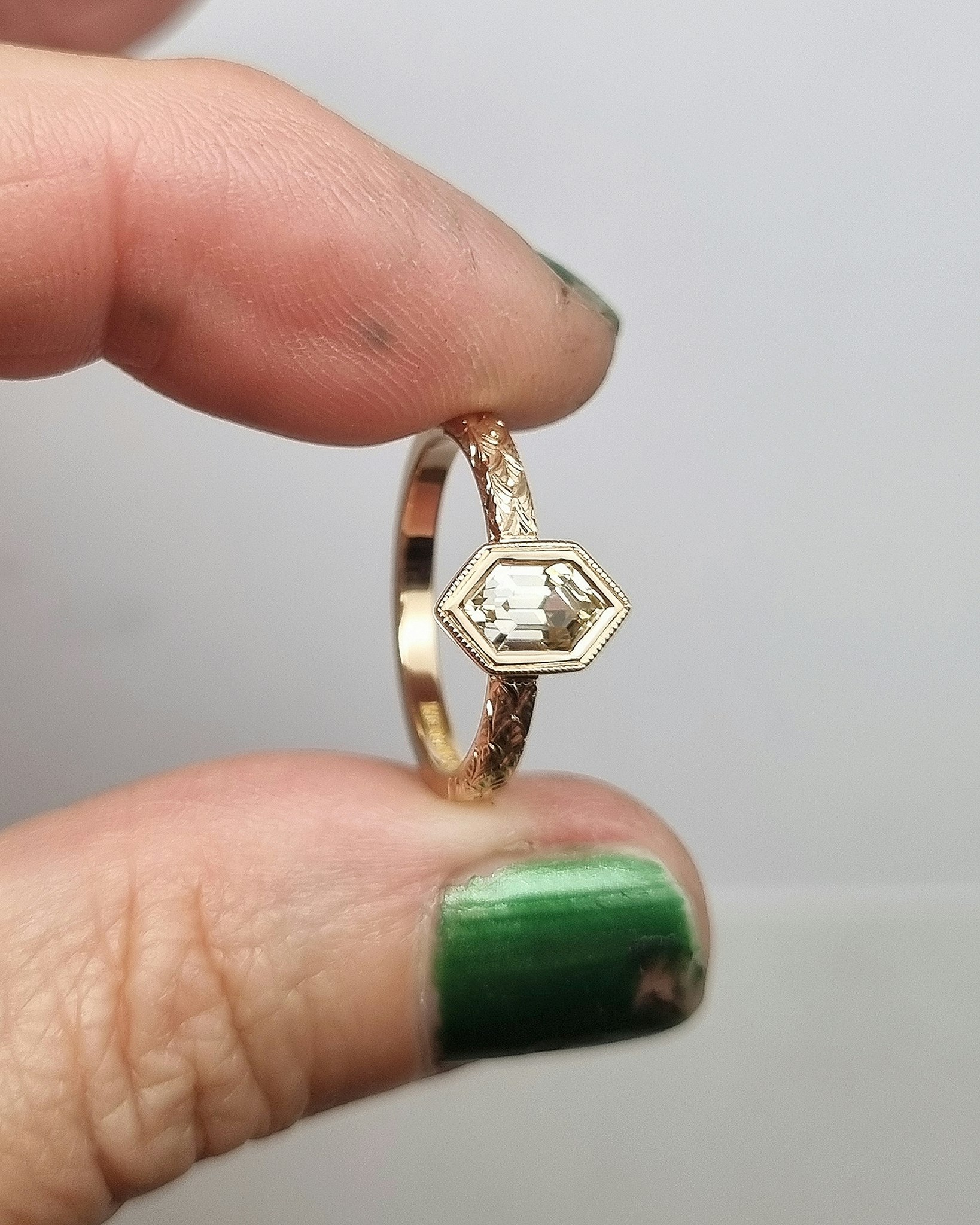 Fawn 'Art Deco' - Solitär i 18K med champagnesafir