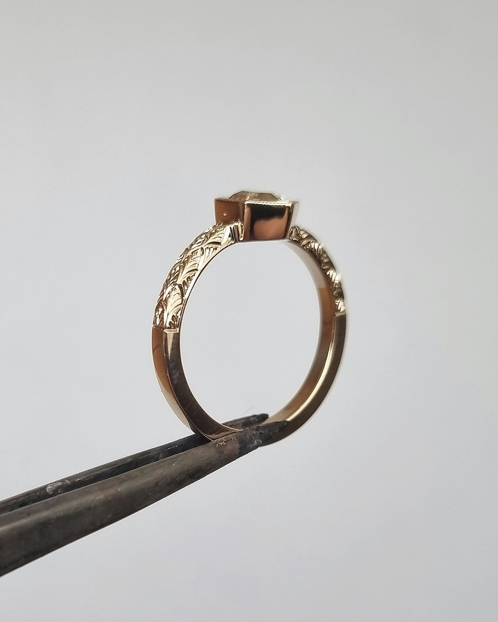 Fawn 'Art Deco' - Solitär i 18K med champagnesafir
