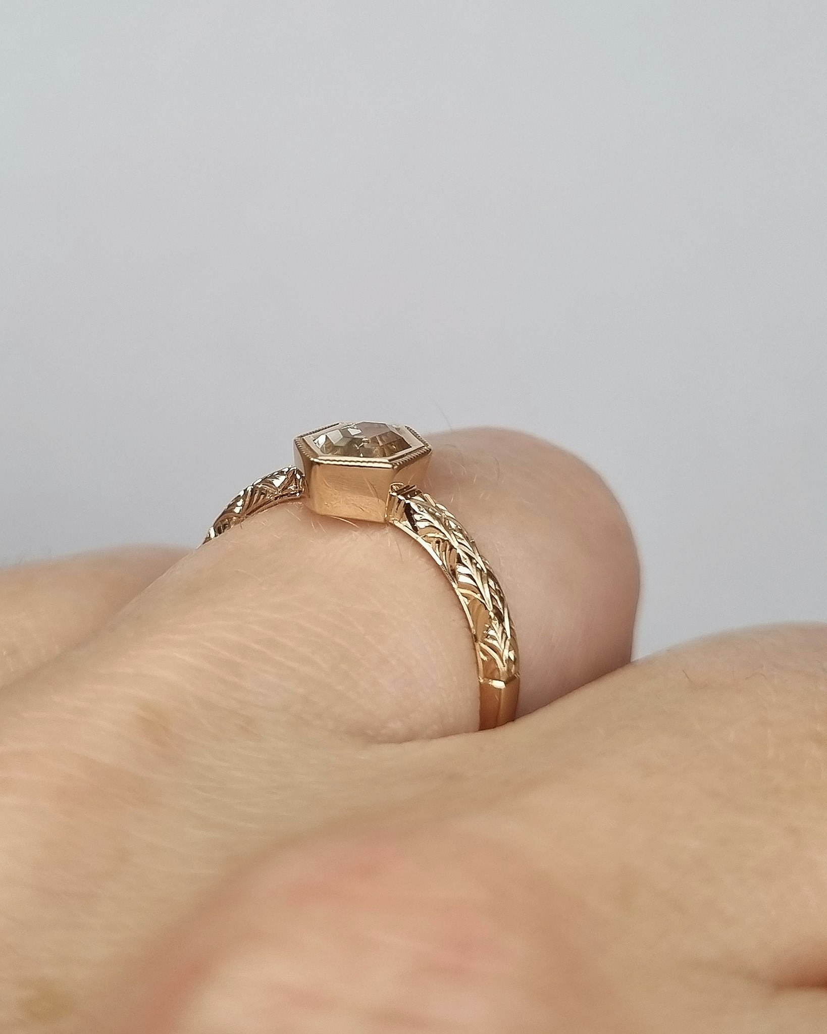 Fawn 'Art Deco' - Solitär i 18K med champagnesafir