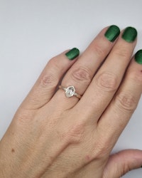 Fawn 'Art Deco' - Solitär i 18K med champagnesafir