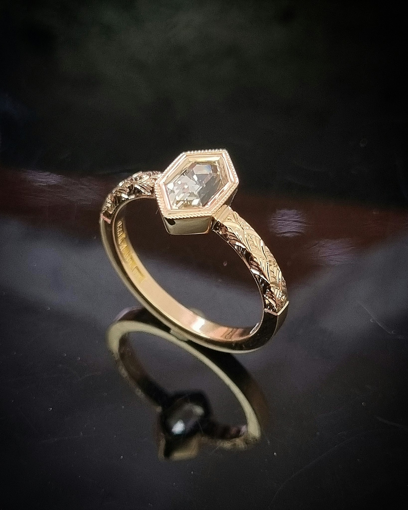 Fawn 'Art Deco' - Solitär i 18K med champagnesafir