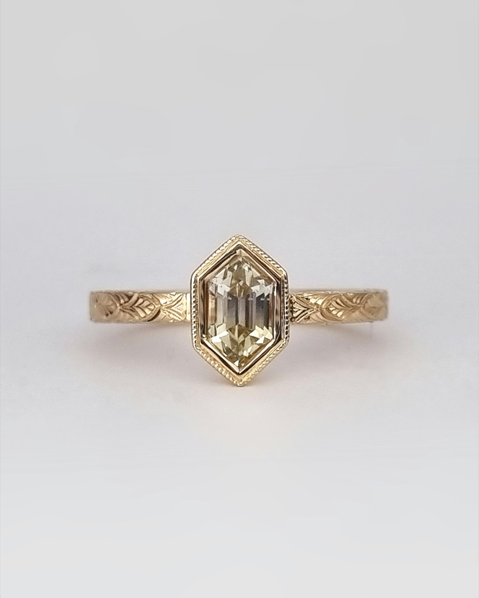 Fawn 'Art Deco' - Solitär i 18K med champagnesafir