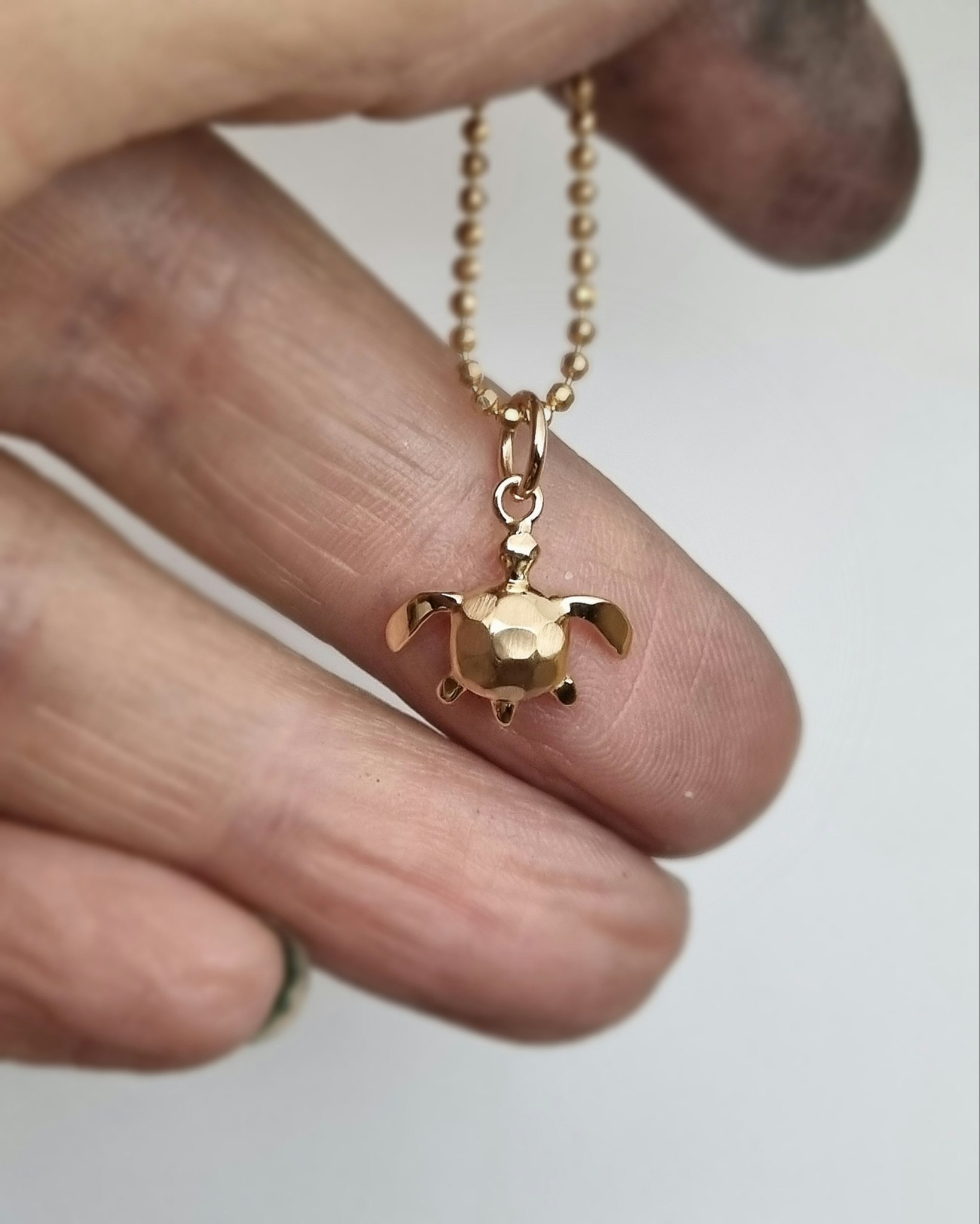 Havssköldpadda mini - hänge i 18K guld