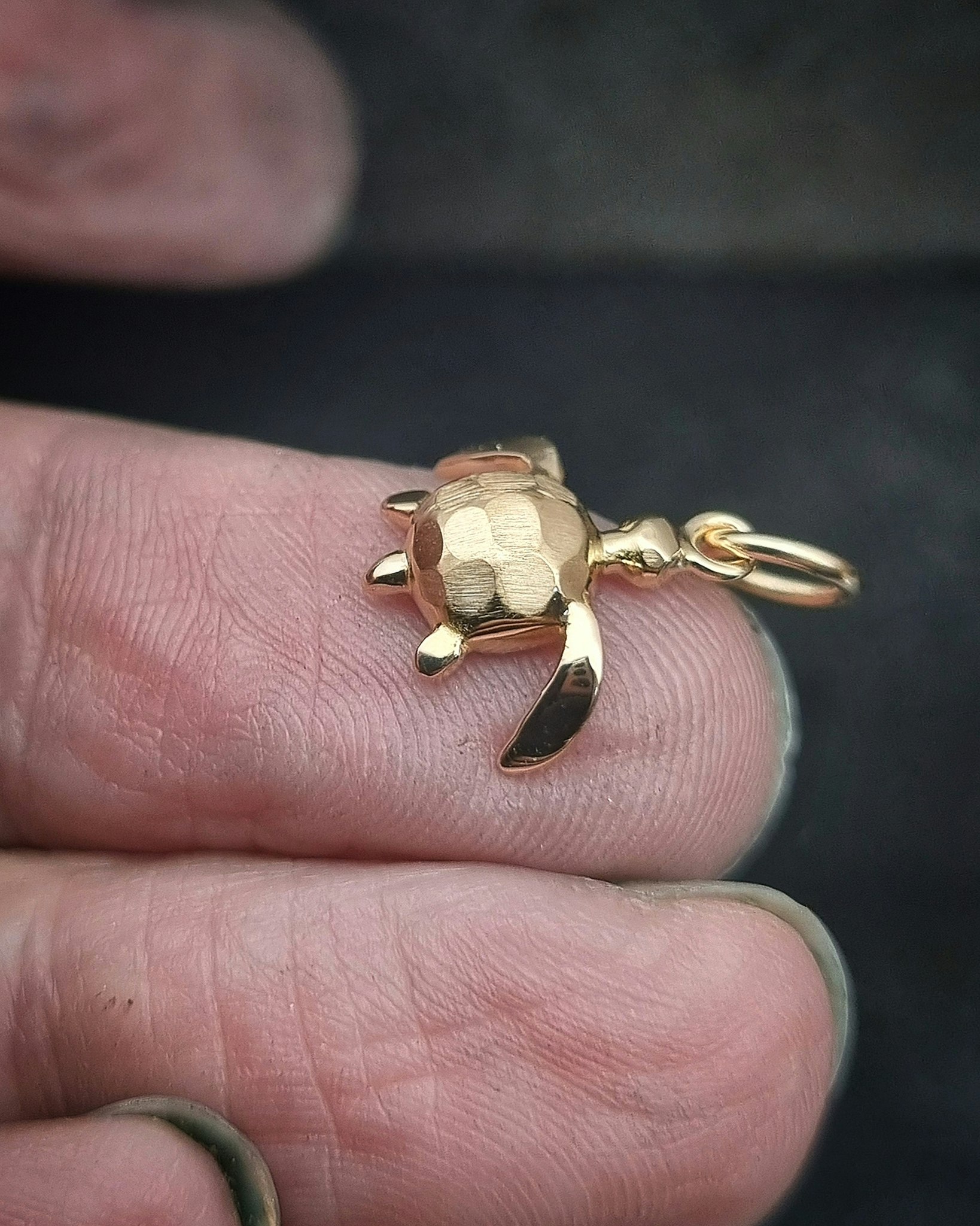 Havssköldpadda mini - hänge i 18K guld