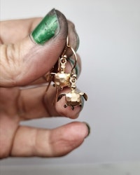 Havssköldpadda mini - örhängen i 18K guld