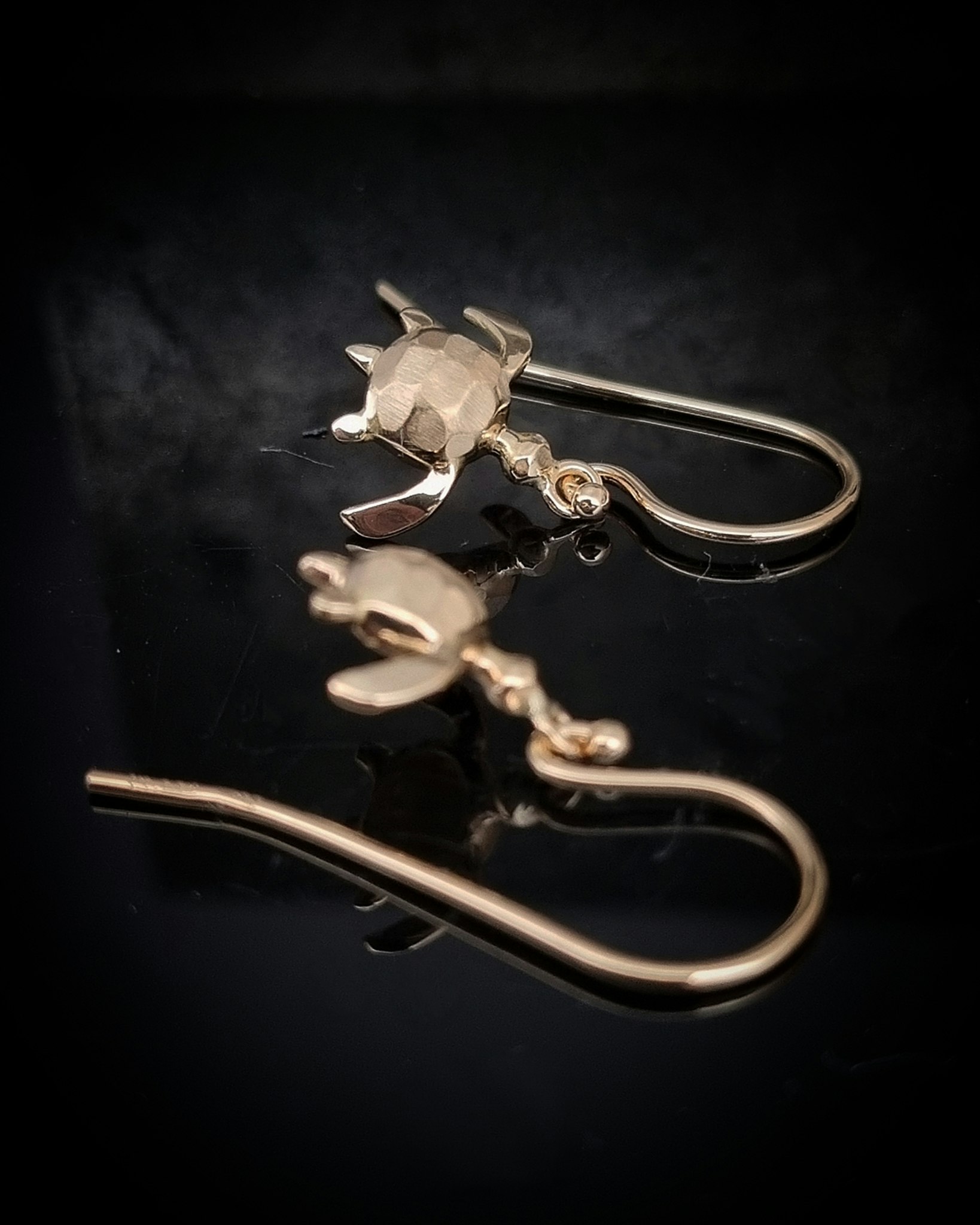 Havssköldpadda mini - örhängen i 18K guld