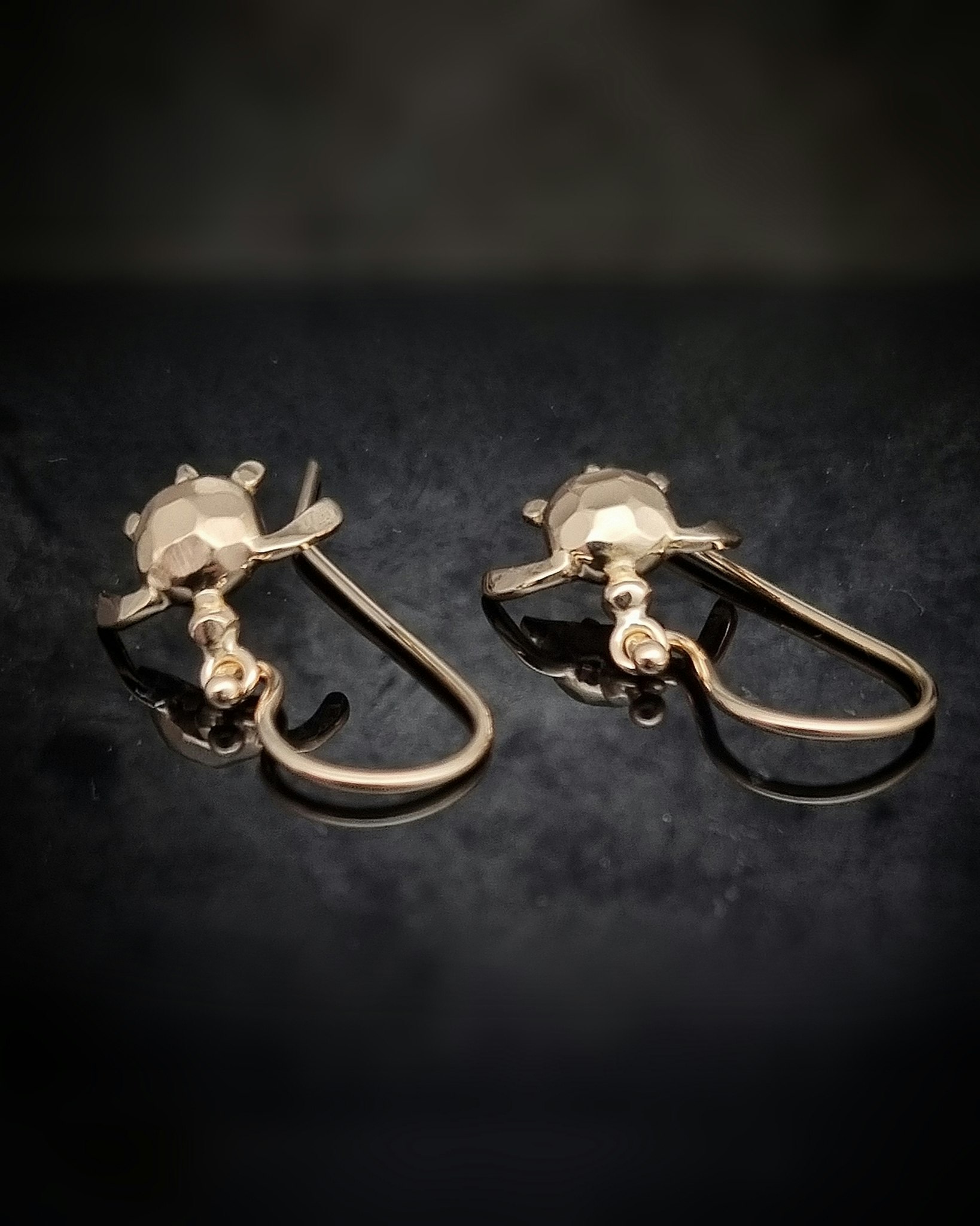 Havssköldpadda mini - örhängen i 18K guld