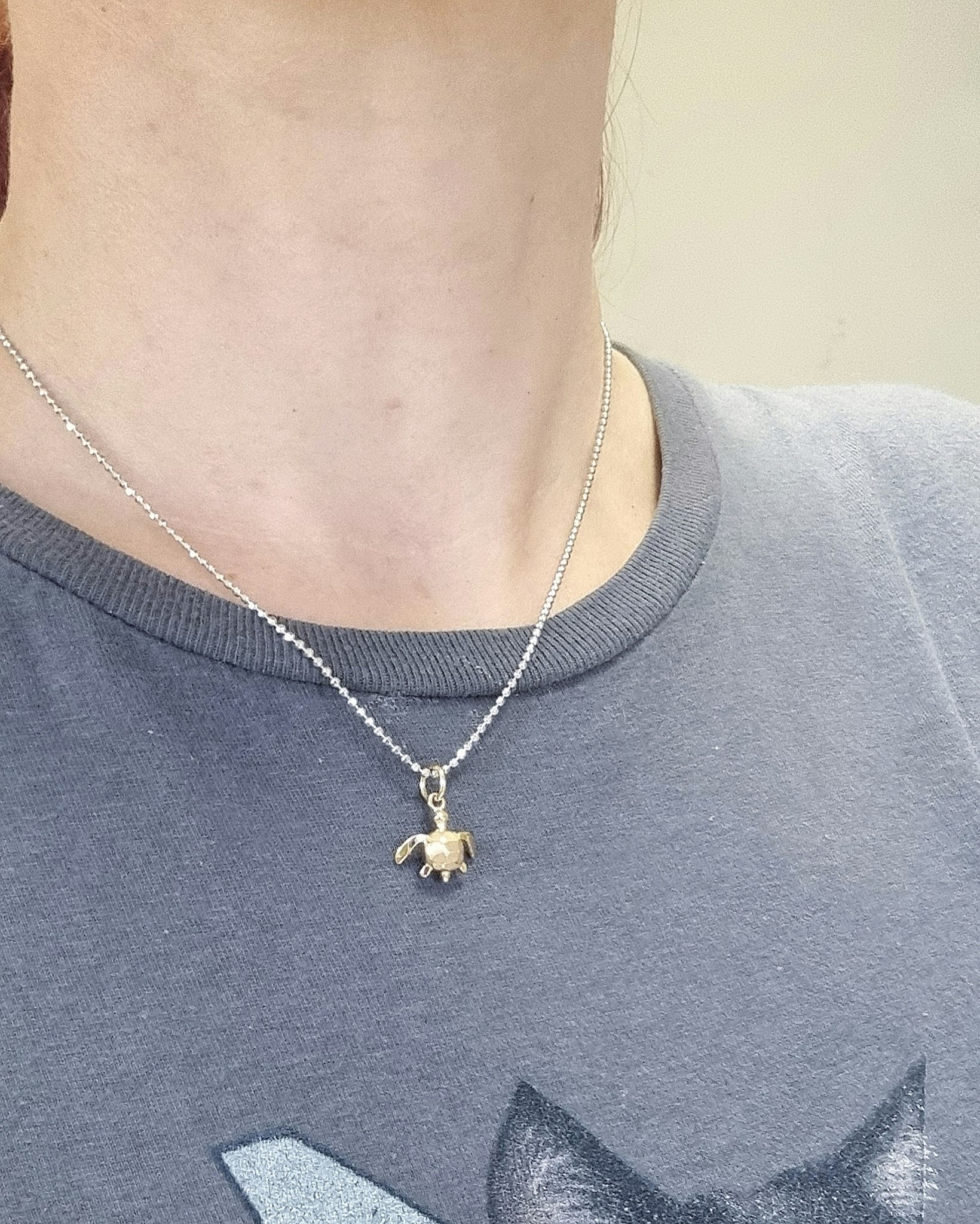 Havssköldpadda mini - hänge i 18K guld