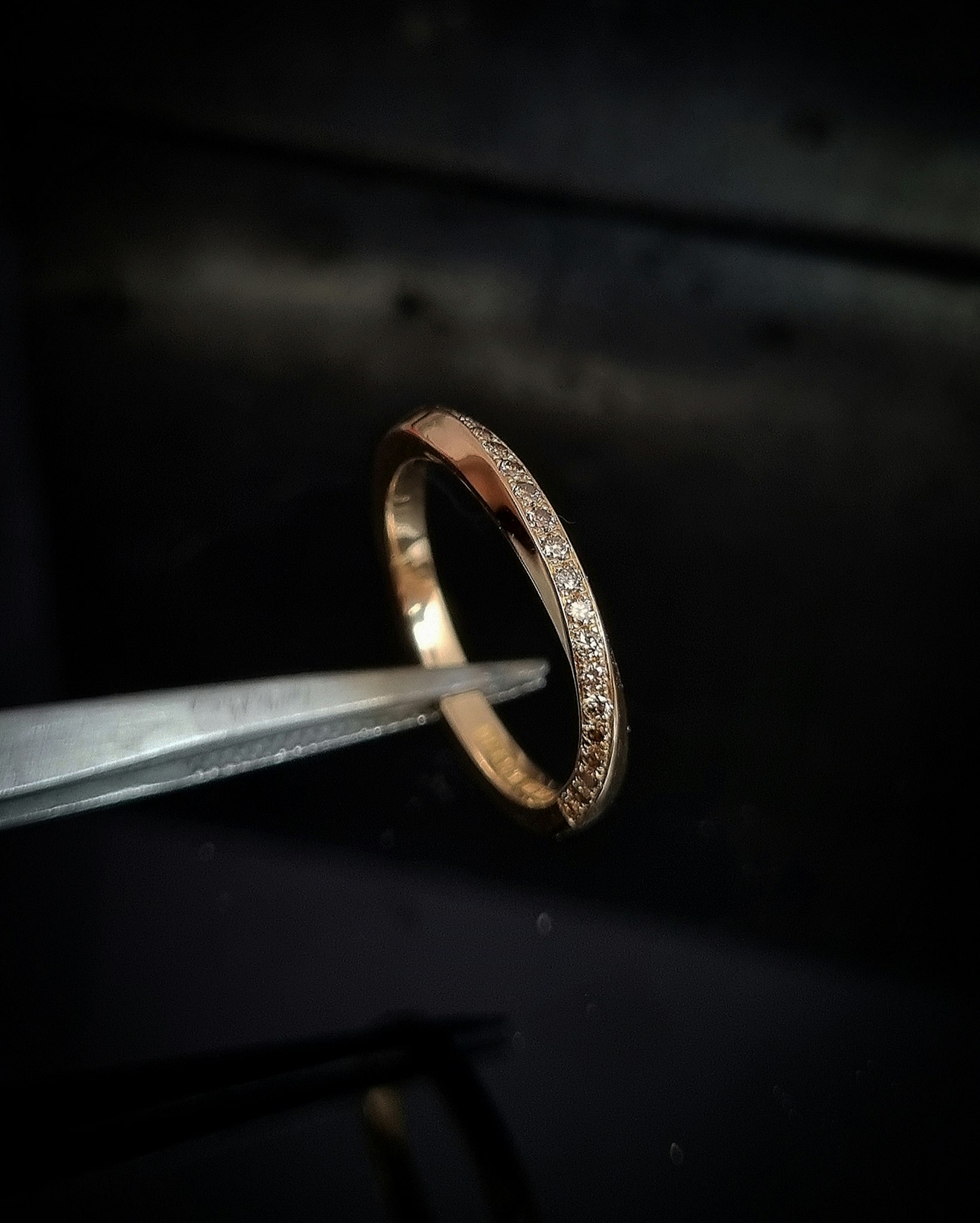 Twist - vriden alliansring i 18K guld