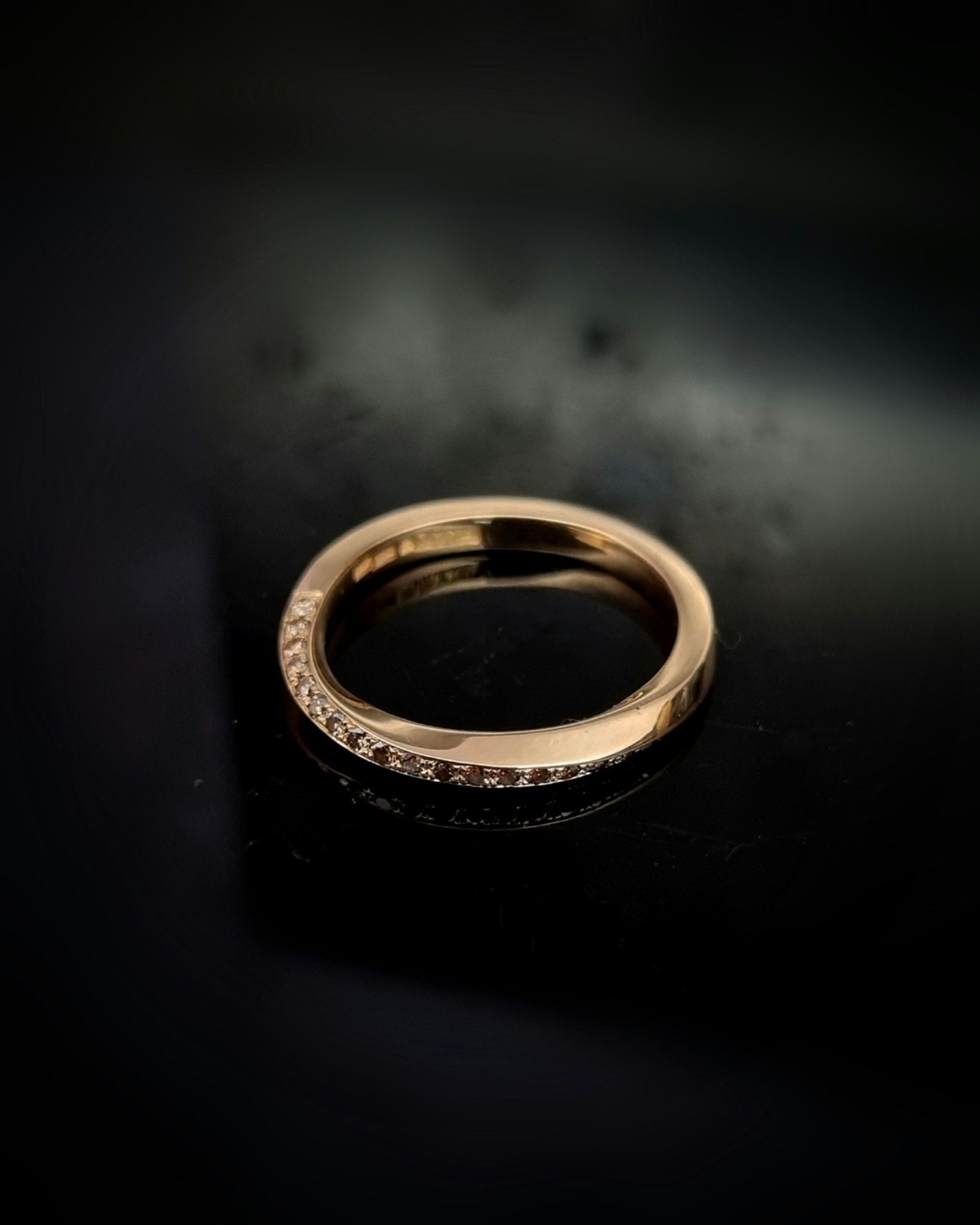 Twist - vriden alliansring i 18K guld
