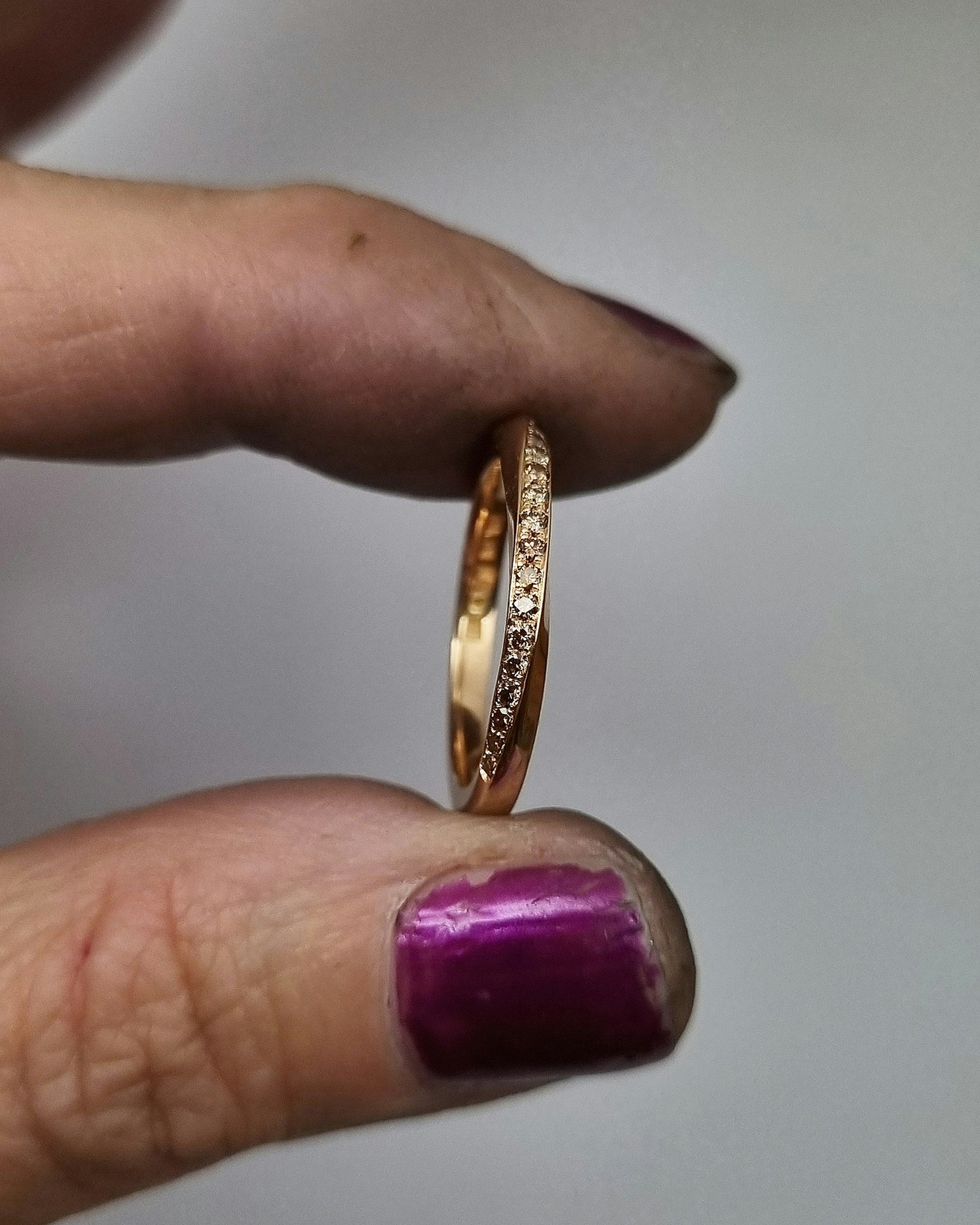 Twist - vriden alliansring i 18K guld