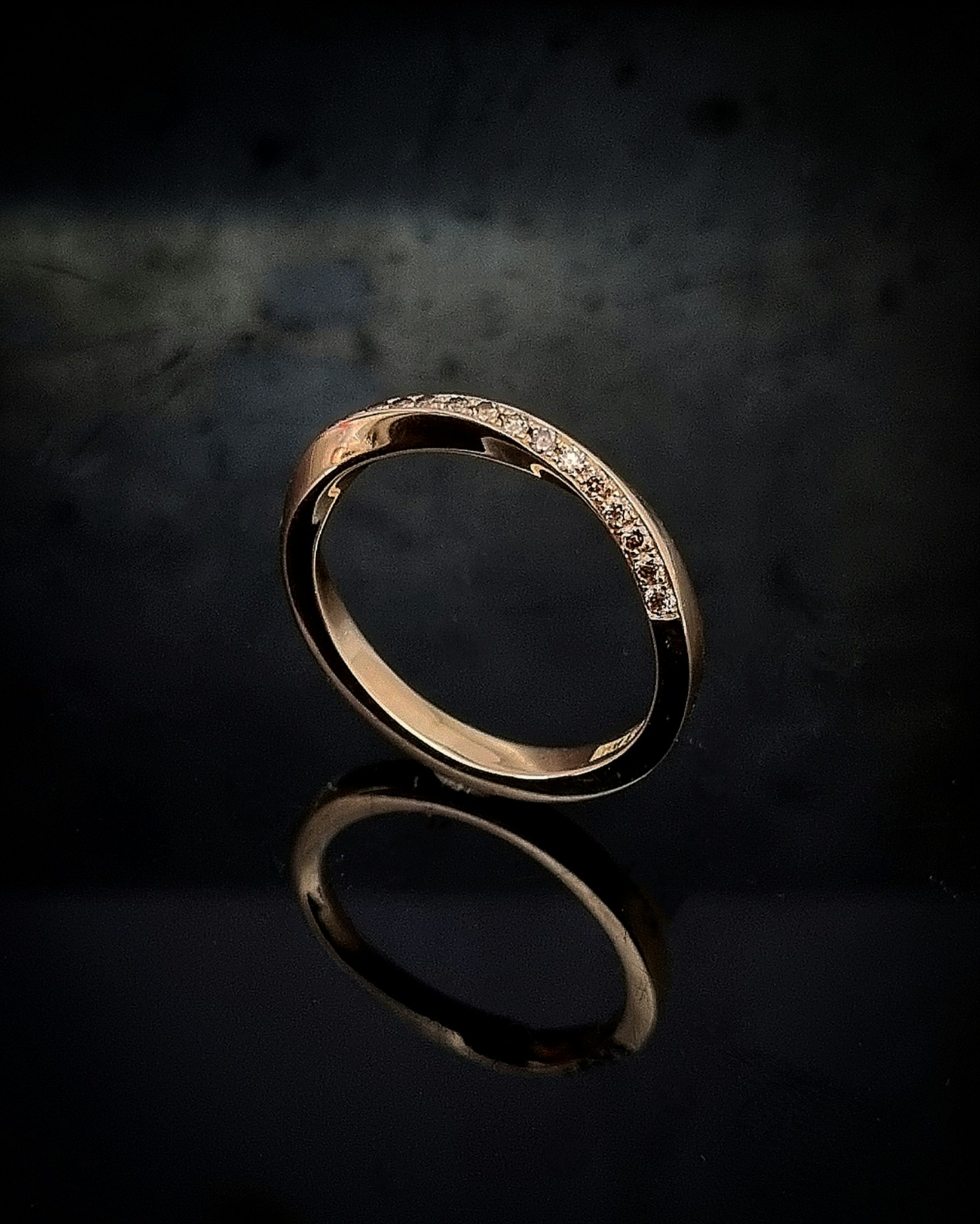 Twist - vriden alliansring i 18K guld