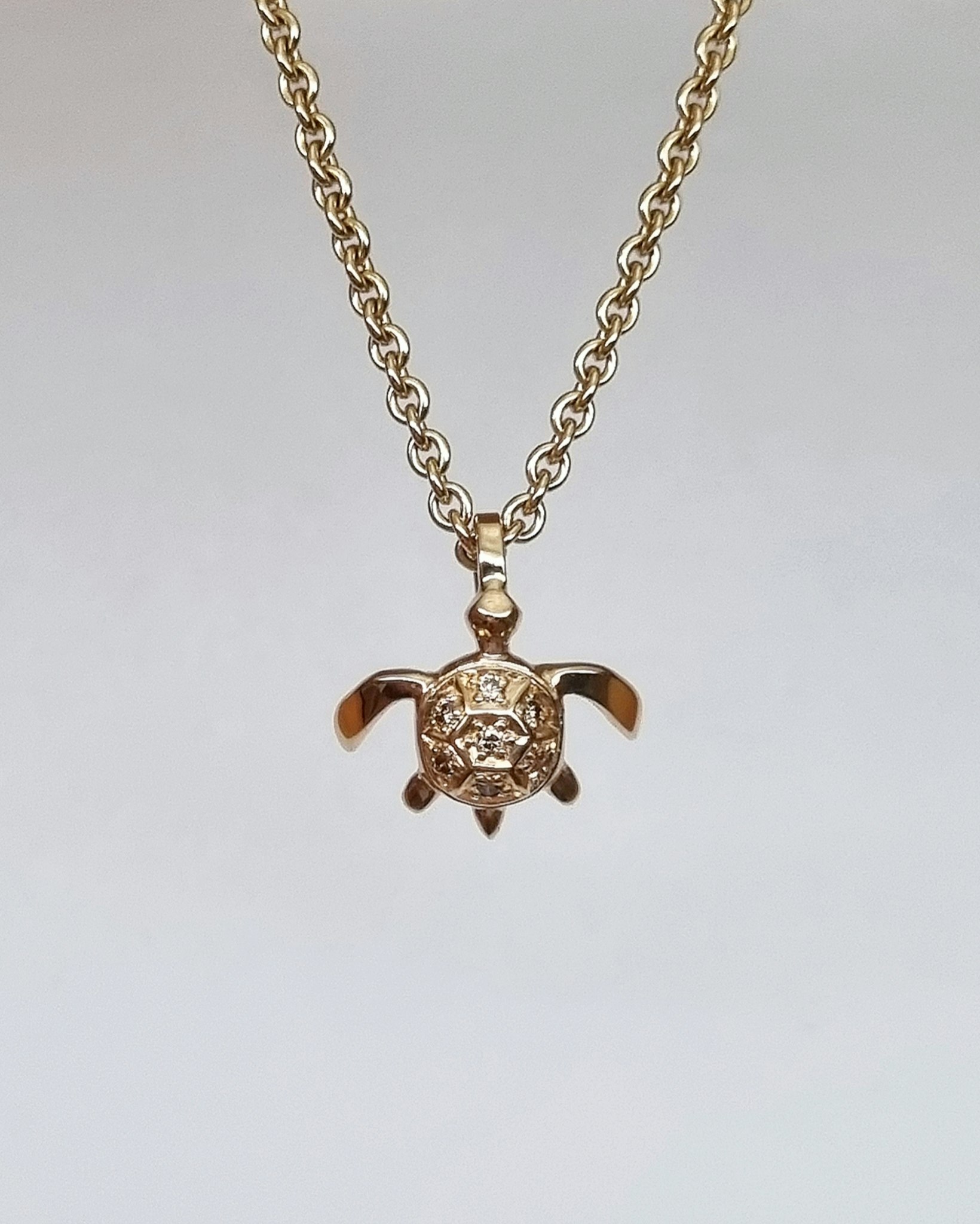 Guardian of the Ocean - Tredelat pärlhänge i 18 K