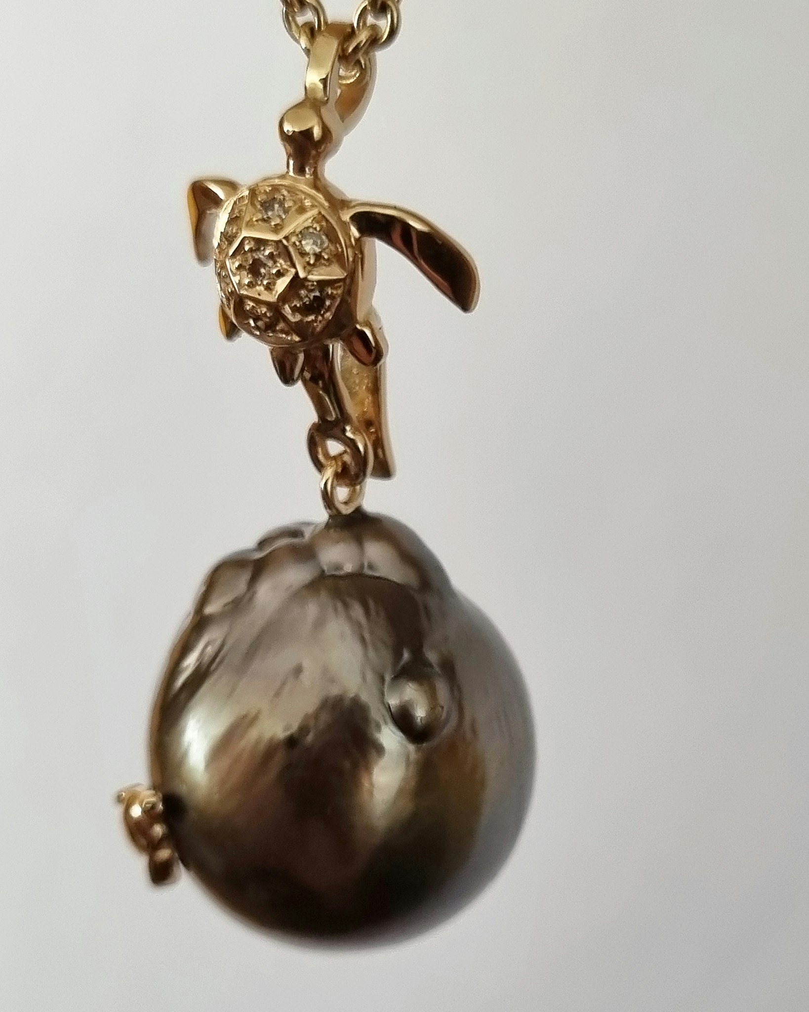 Guardian of the Ocean - Tredelat pärlhänge i 18 K