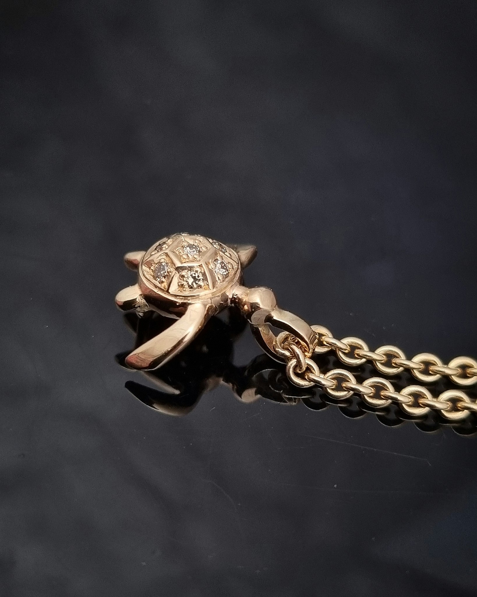 Guardian of the Ocean - Tredelat pärlhänge i 18 K