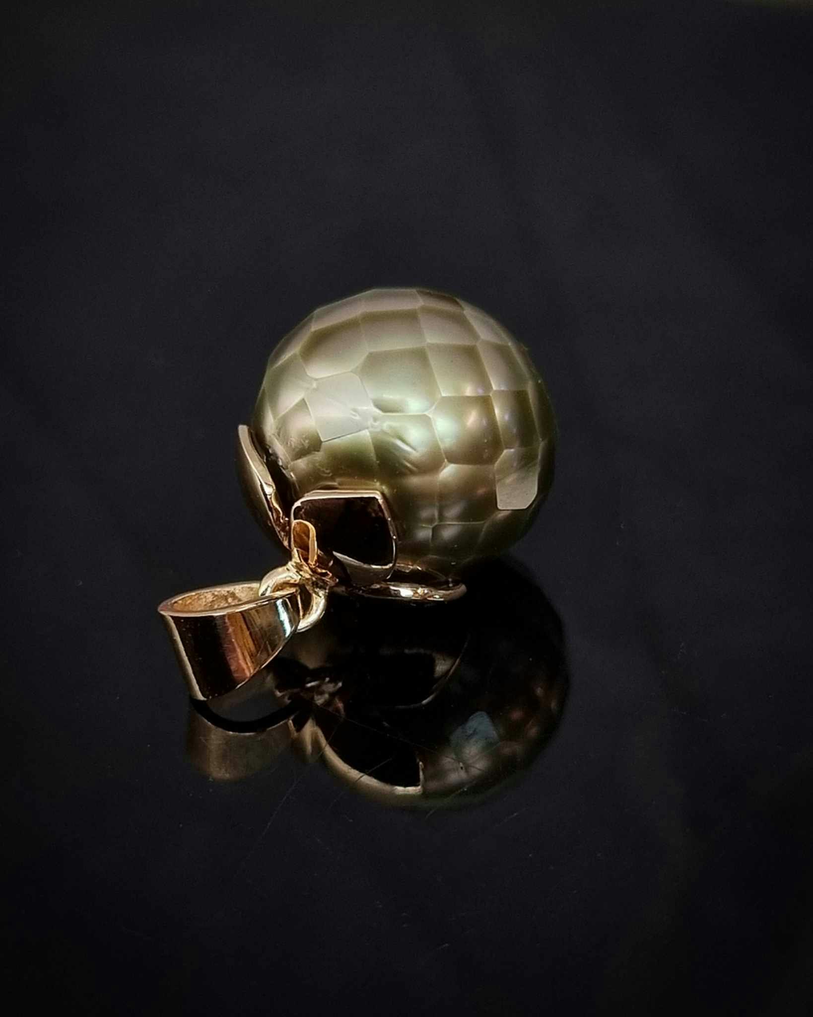 Olivgrön sällsynt Tahitipärla facetterad - hänge i 18K guld