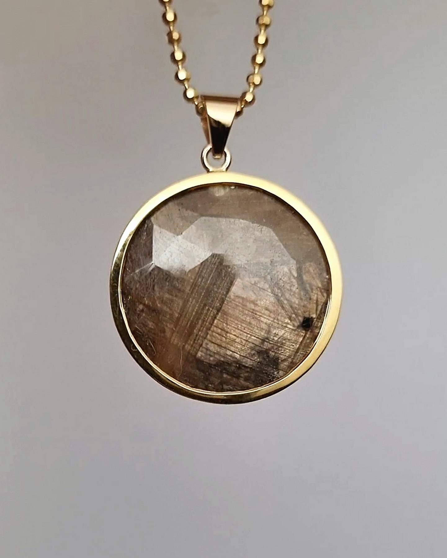 Koppar- & bronsskimrande Safir 10,26 ct - hänge i guld