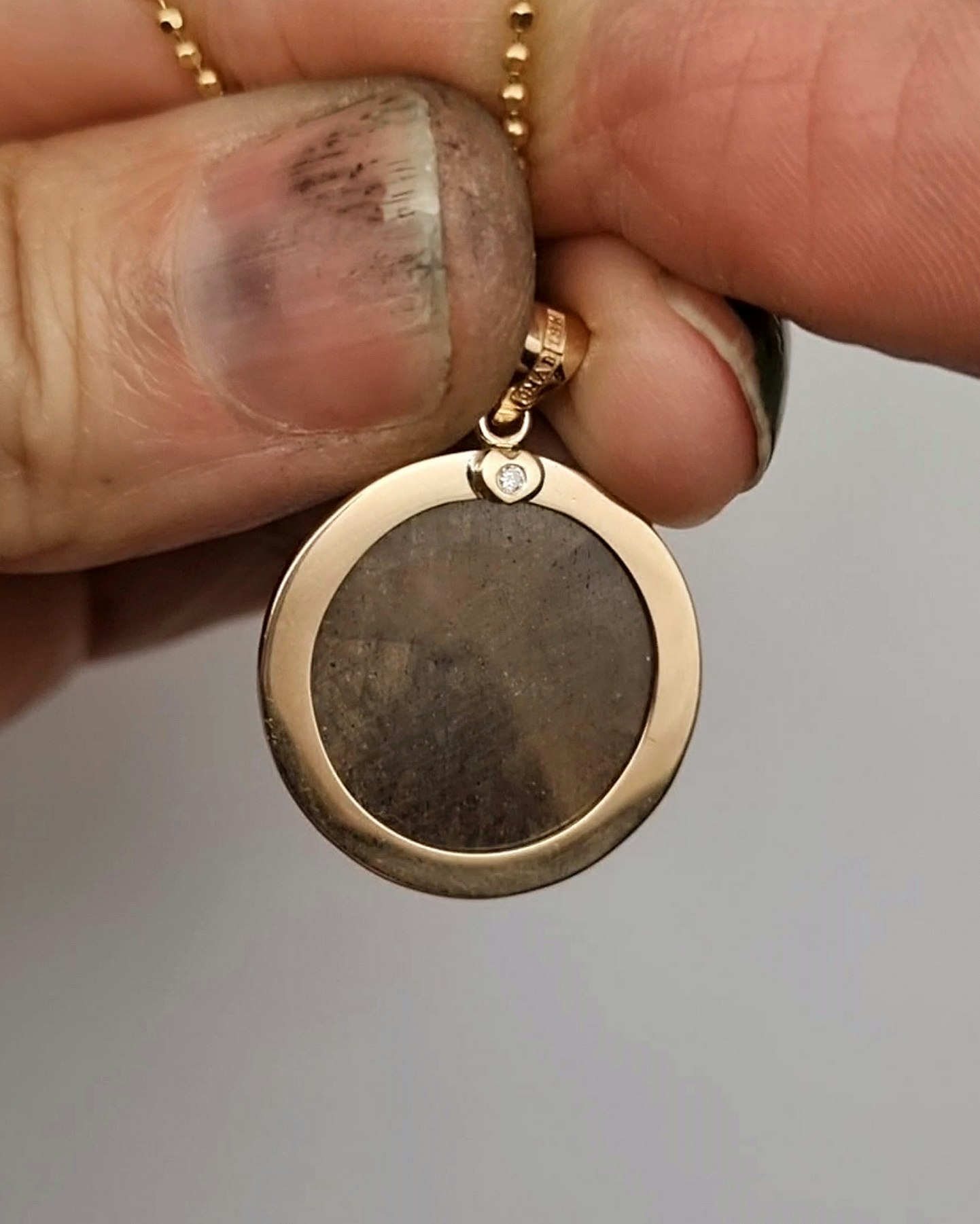 Koppar- & bronsskimrande Safir 10,26 ct - hänge i guld
