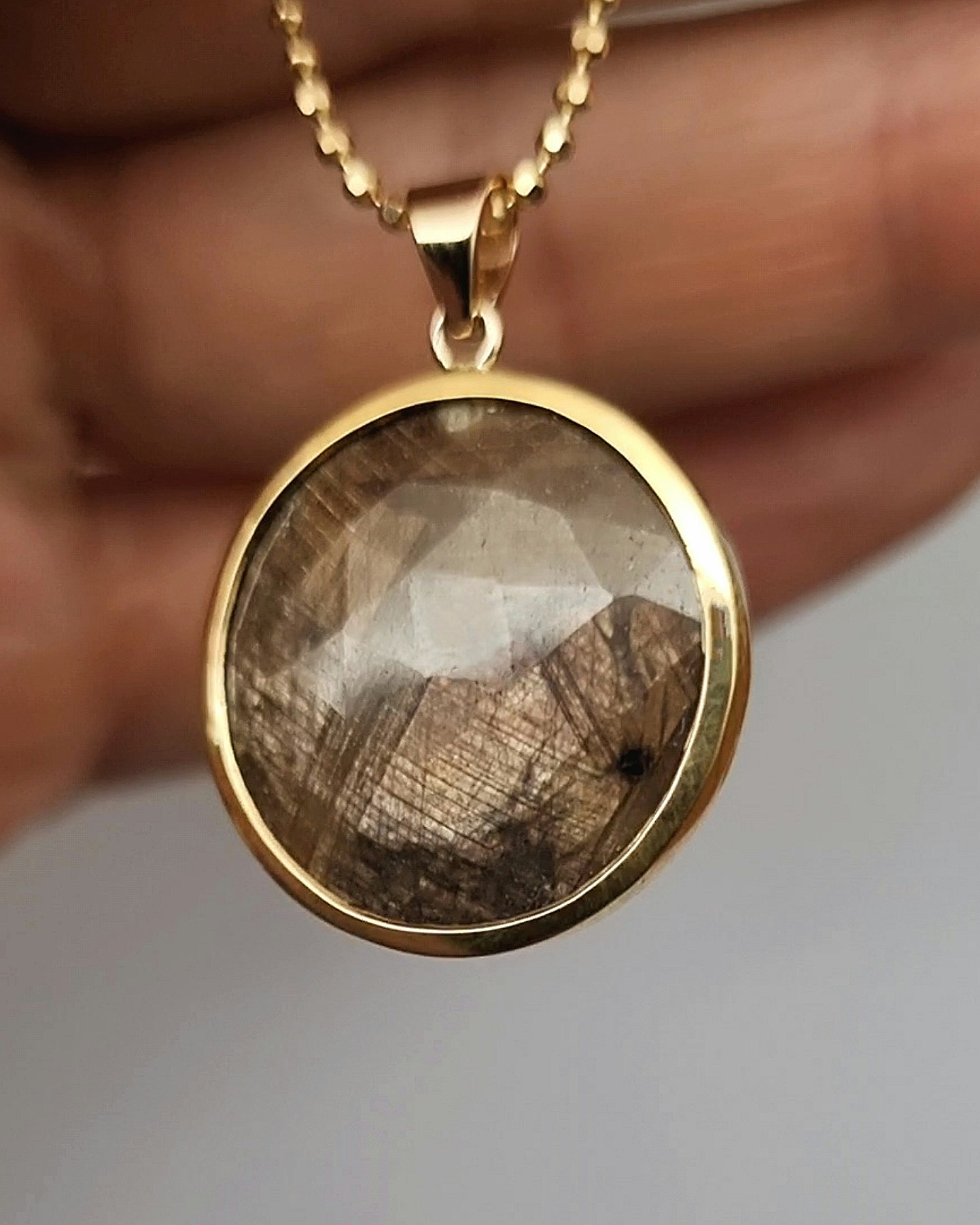 Koppar- & bronsskimrande Safir 10,26 ct - hänge i guld
