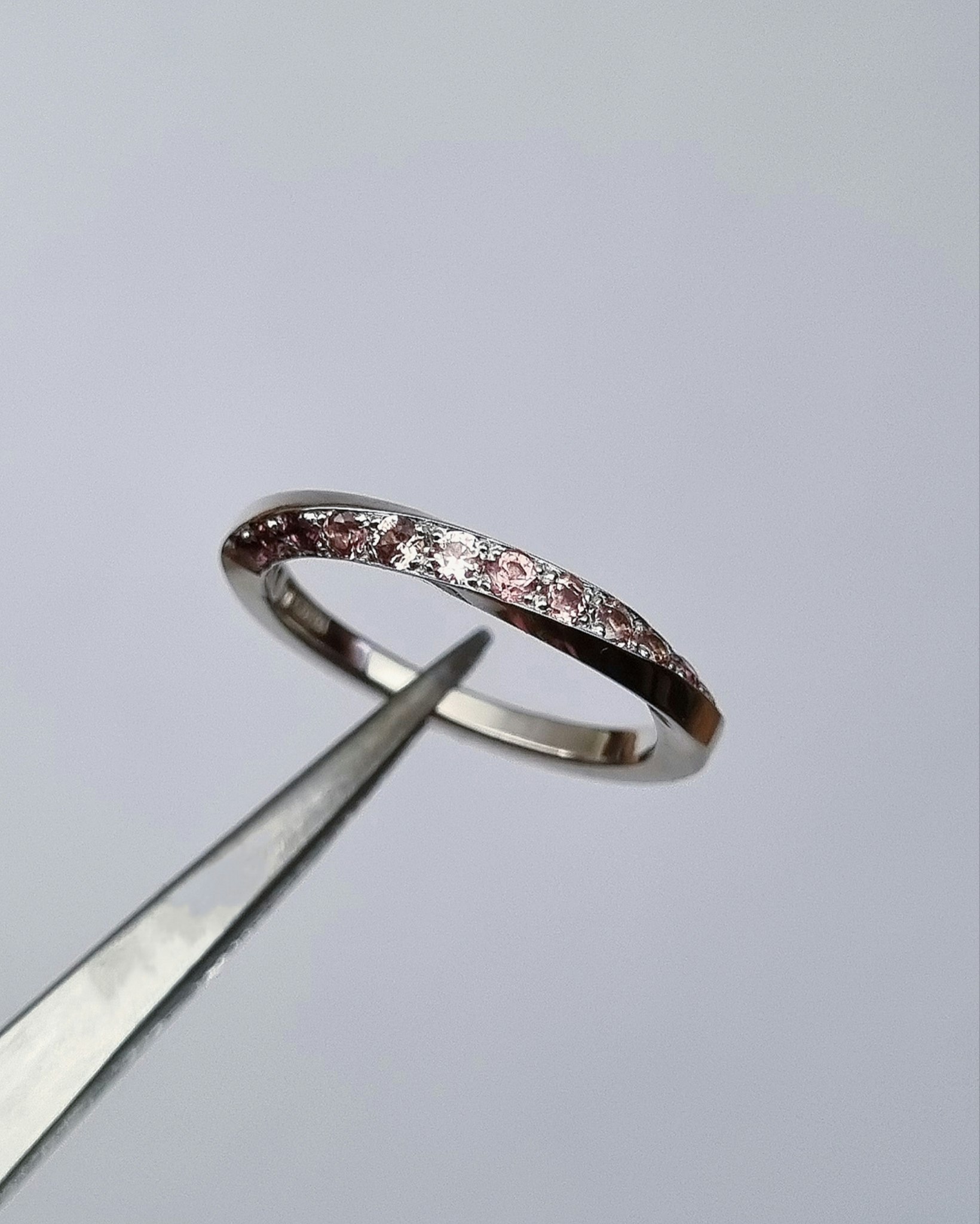 Twist - 18K vitguldsring med rosabruna Safirer
