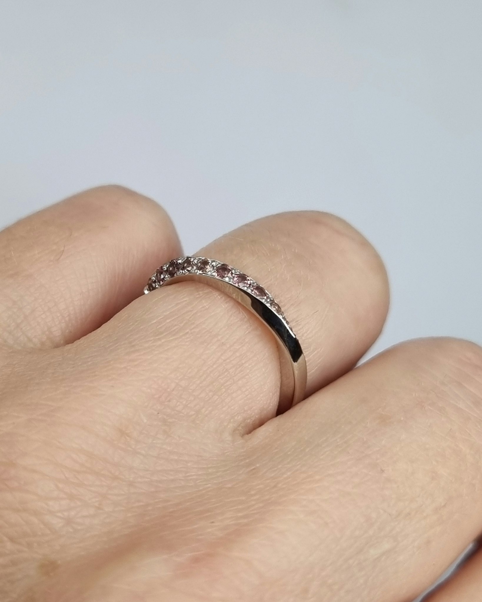 Twist - 18K vitguldsring med rosabruna Safirer