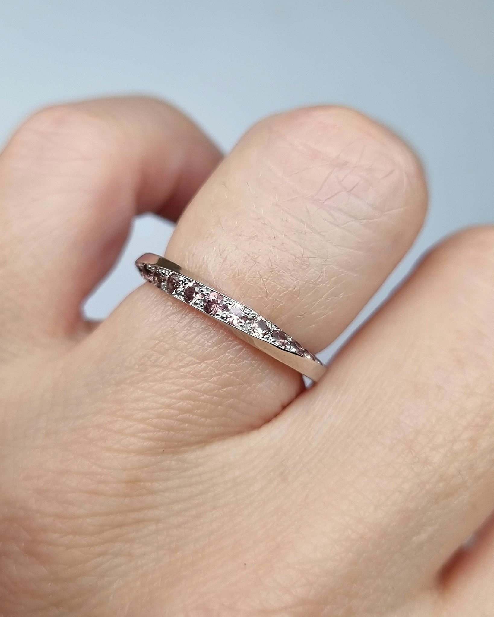 Twist - 18K vitguldsring med rosabruna Safirer