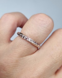 Twist - 18K vitguldsring med rosabruna Safirer