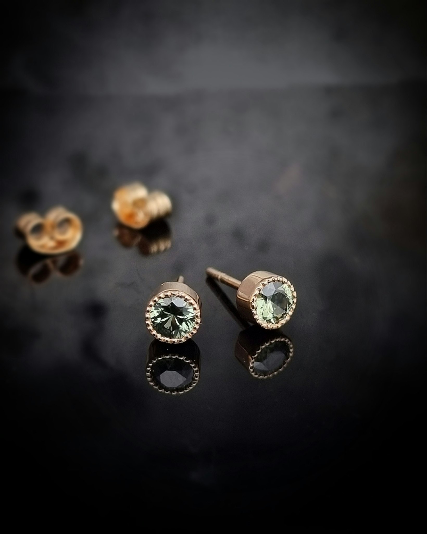 Gröna safirer studs - örhängen i 18K