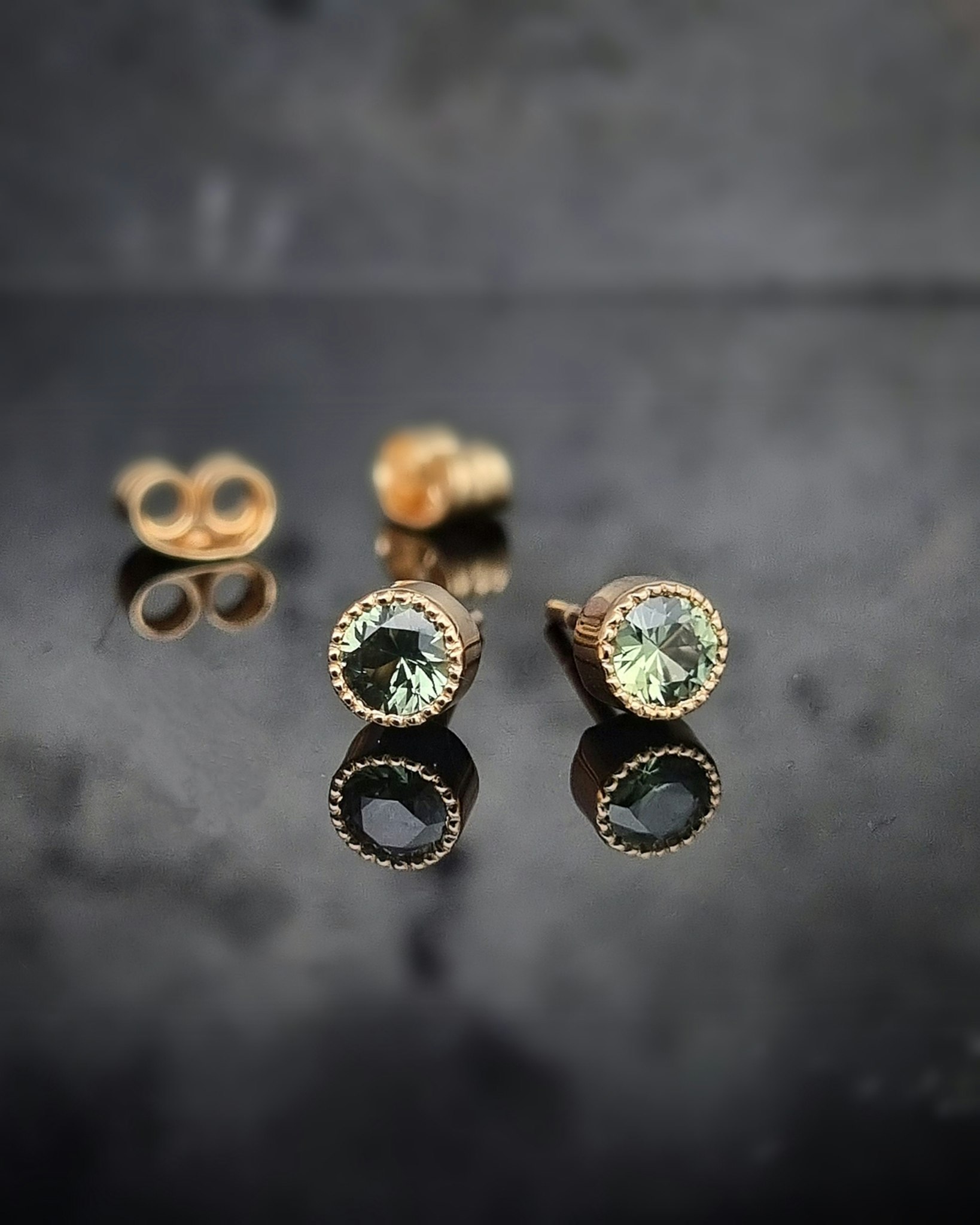 Gröna safirer studs - örhängen i 18K