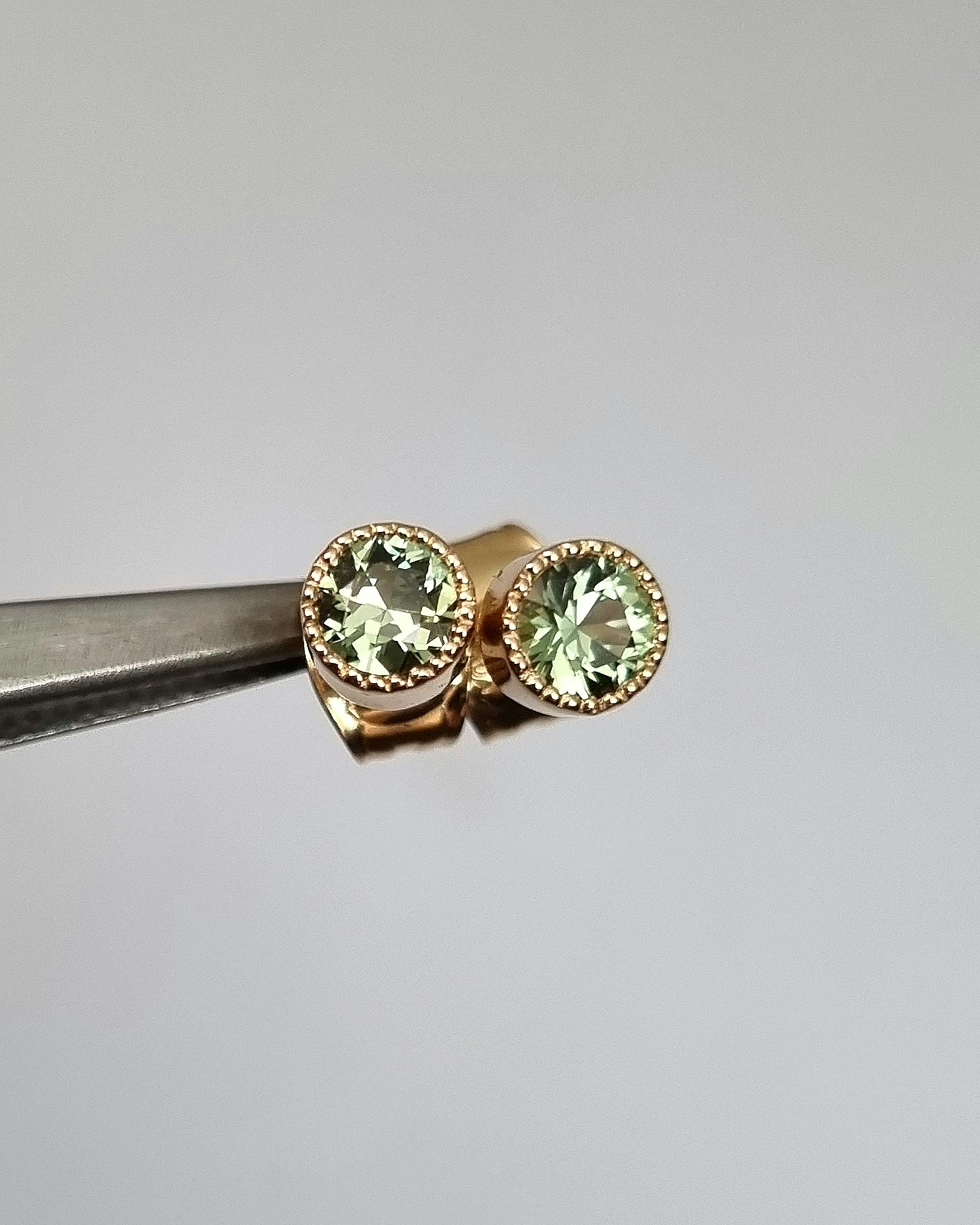 Gröna safirer studs - örhängen i 18K