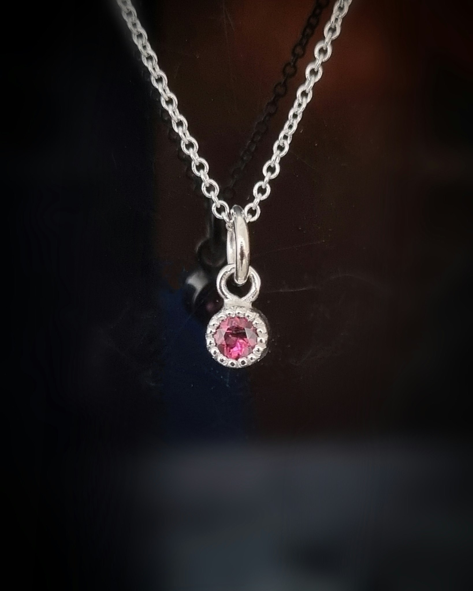 Turmalin "hot pink' - minihänge i 18K vitguld