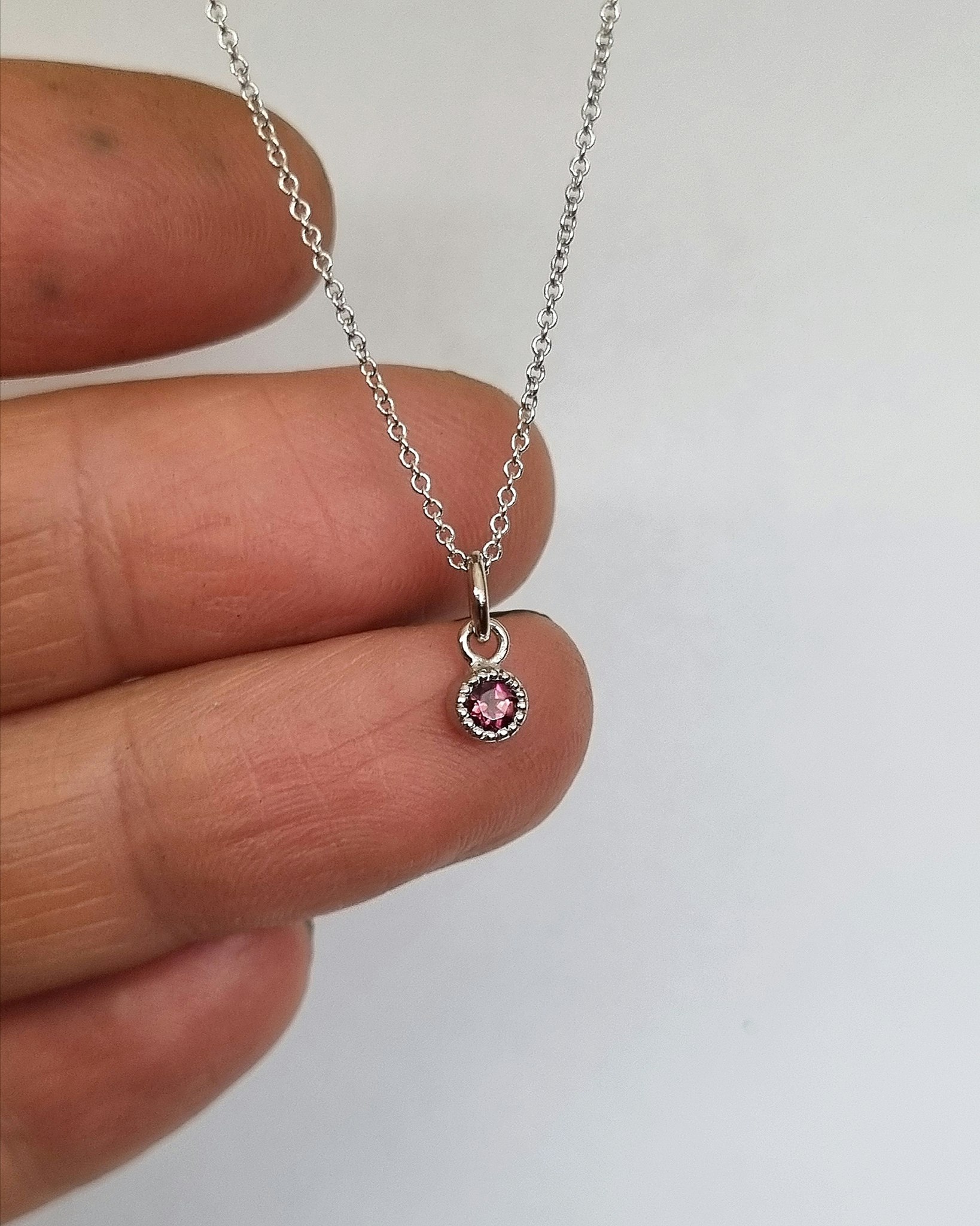 Turmalin "hot pink' - minihänge i 18K vitguld