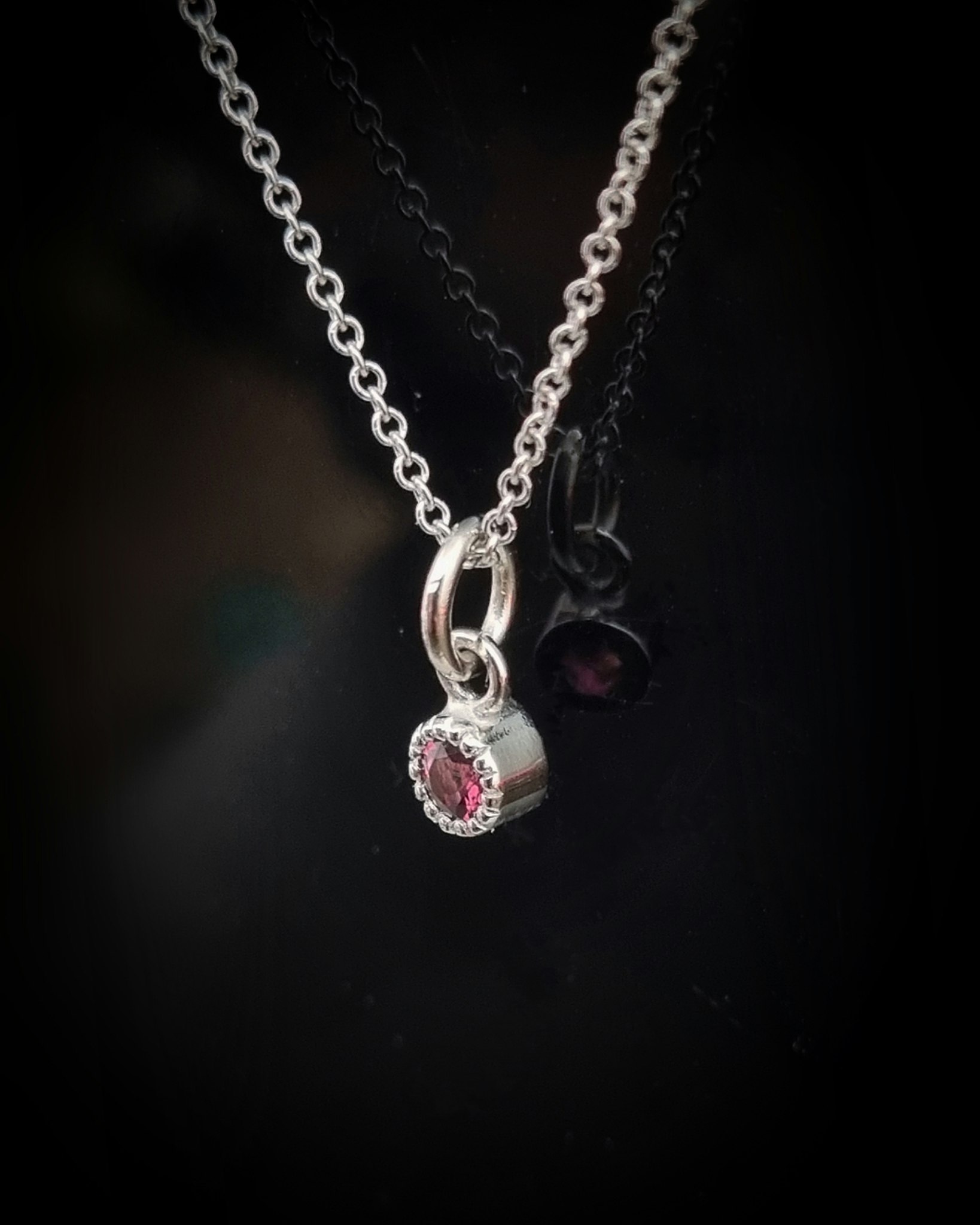 Turmalin "hot pink' - minihänge i 18K vitguld