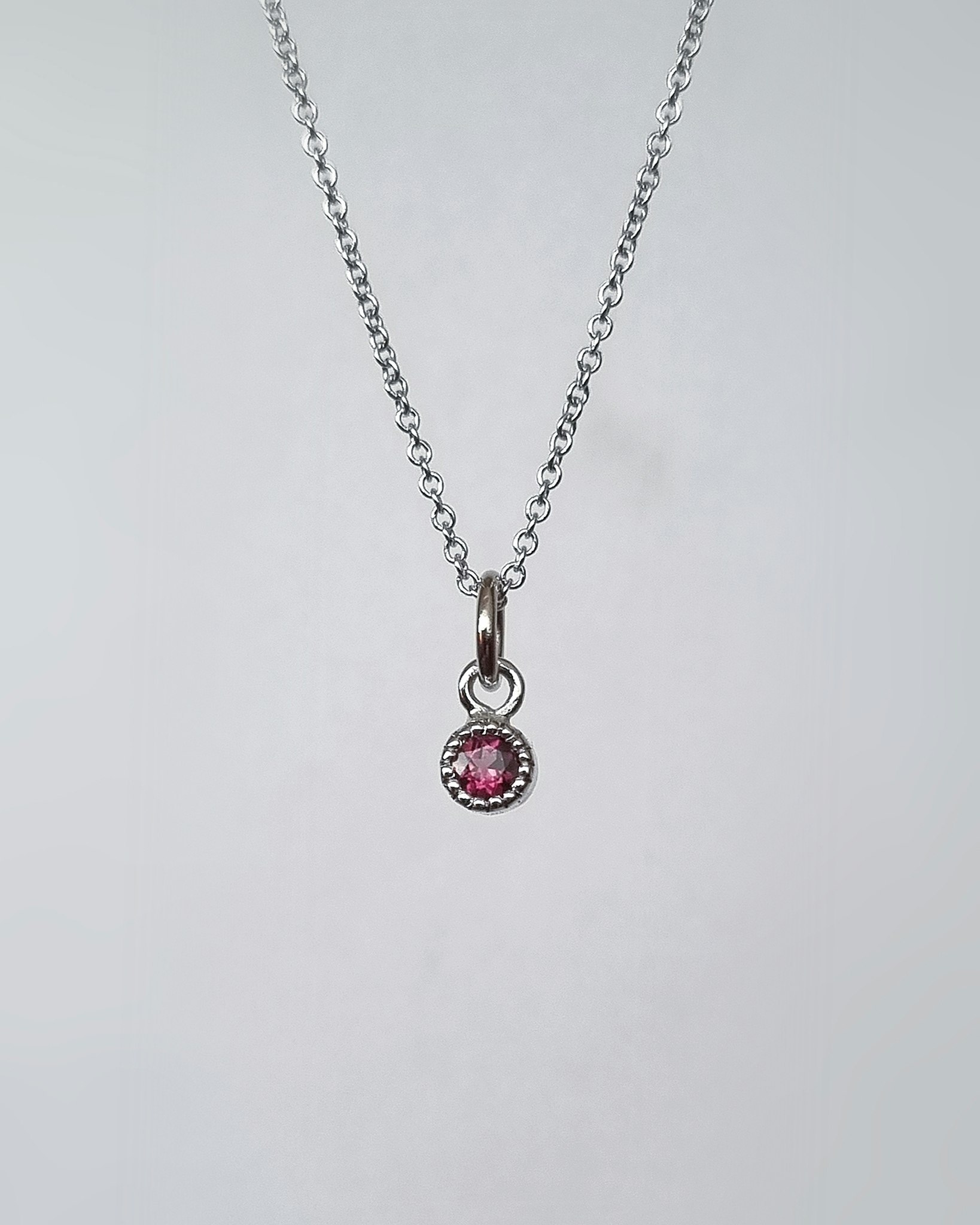 Turmalin "hot pink' - minihänge i 18K vitguld