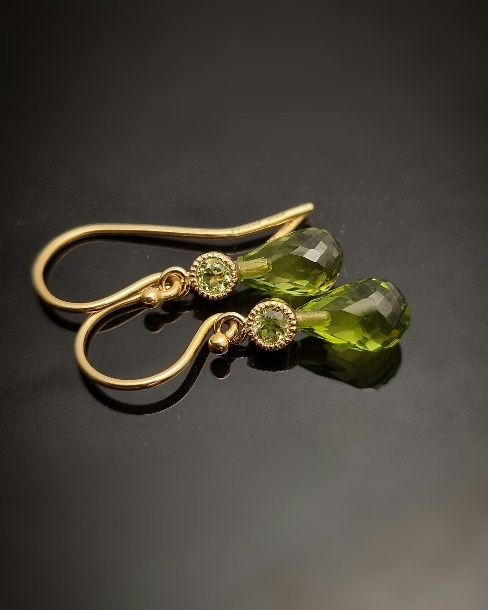 Peridot med Peridot- örhängen i 18K