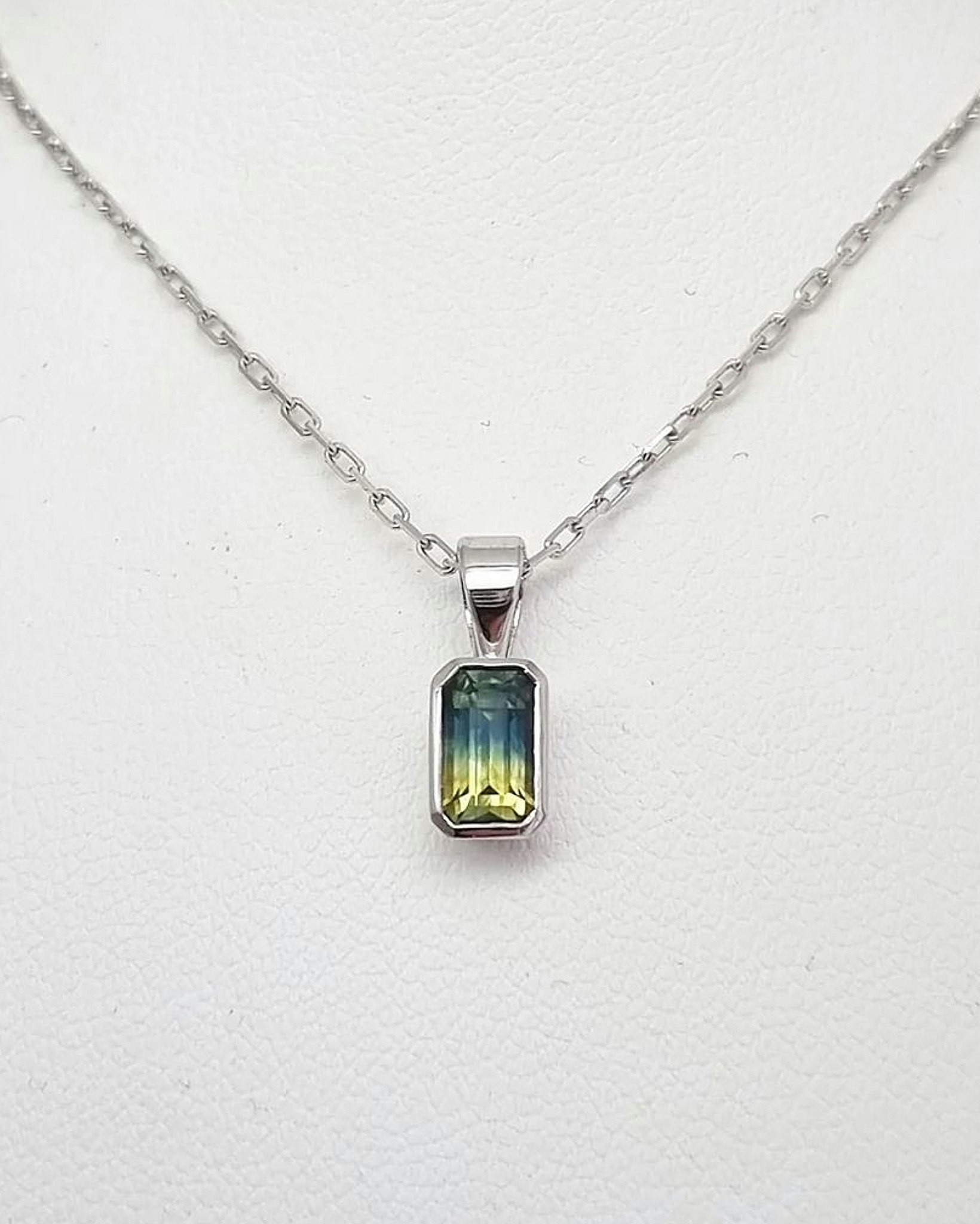 Ljuslila Safir 4 x 6 mm smaragdslipad - 'made by order'