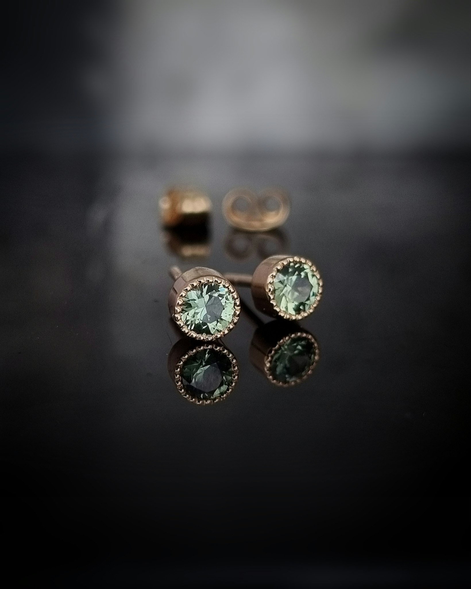 Gröna safirer studs - örhängen i 18K