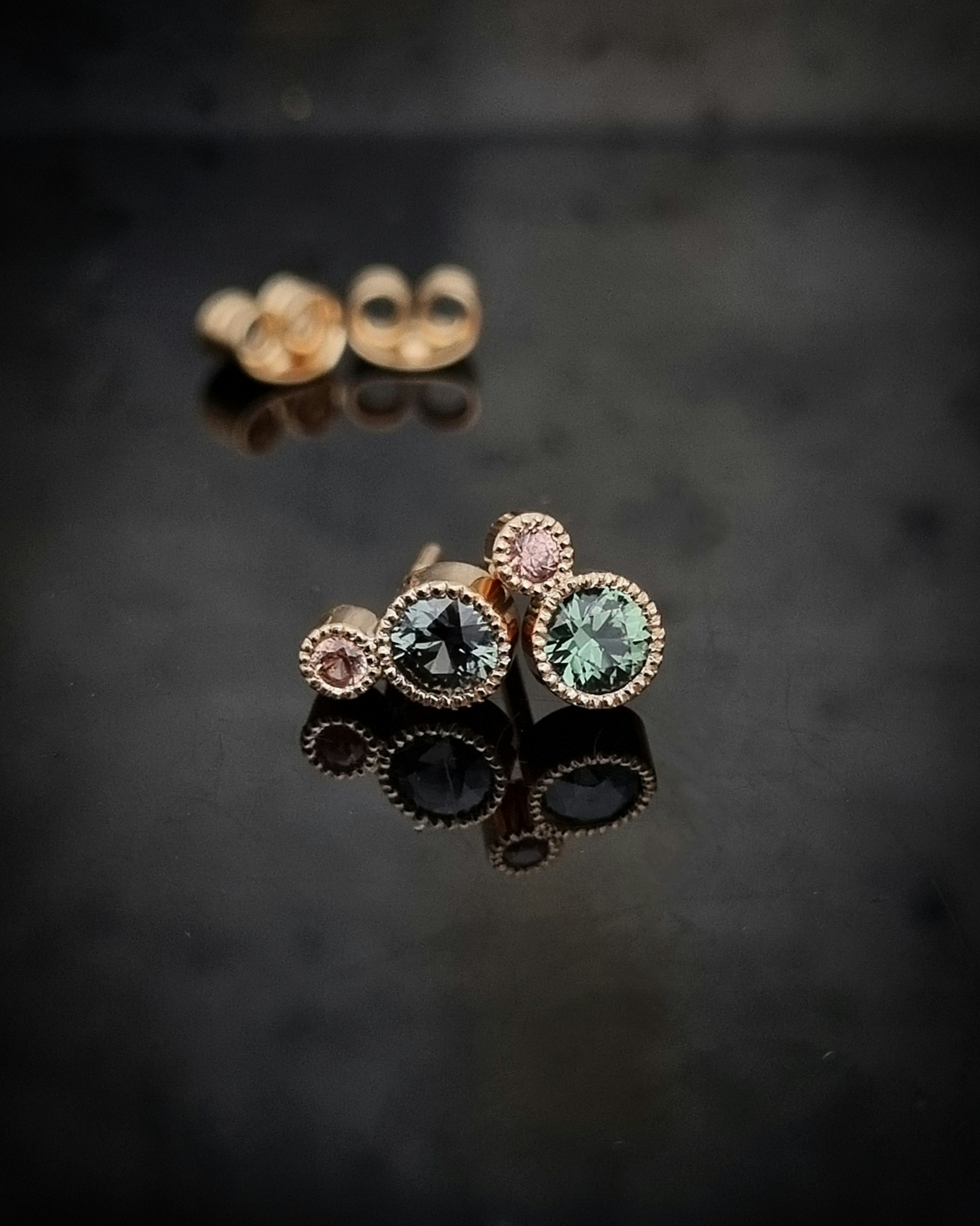 Safirer studs teal & peach - örhängen i 18K