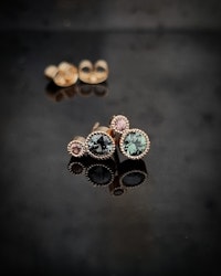 Safirer studs teal & peach - örhängen i 18K