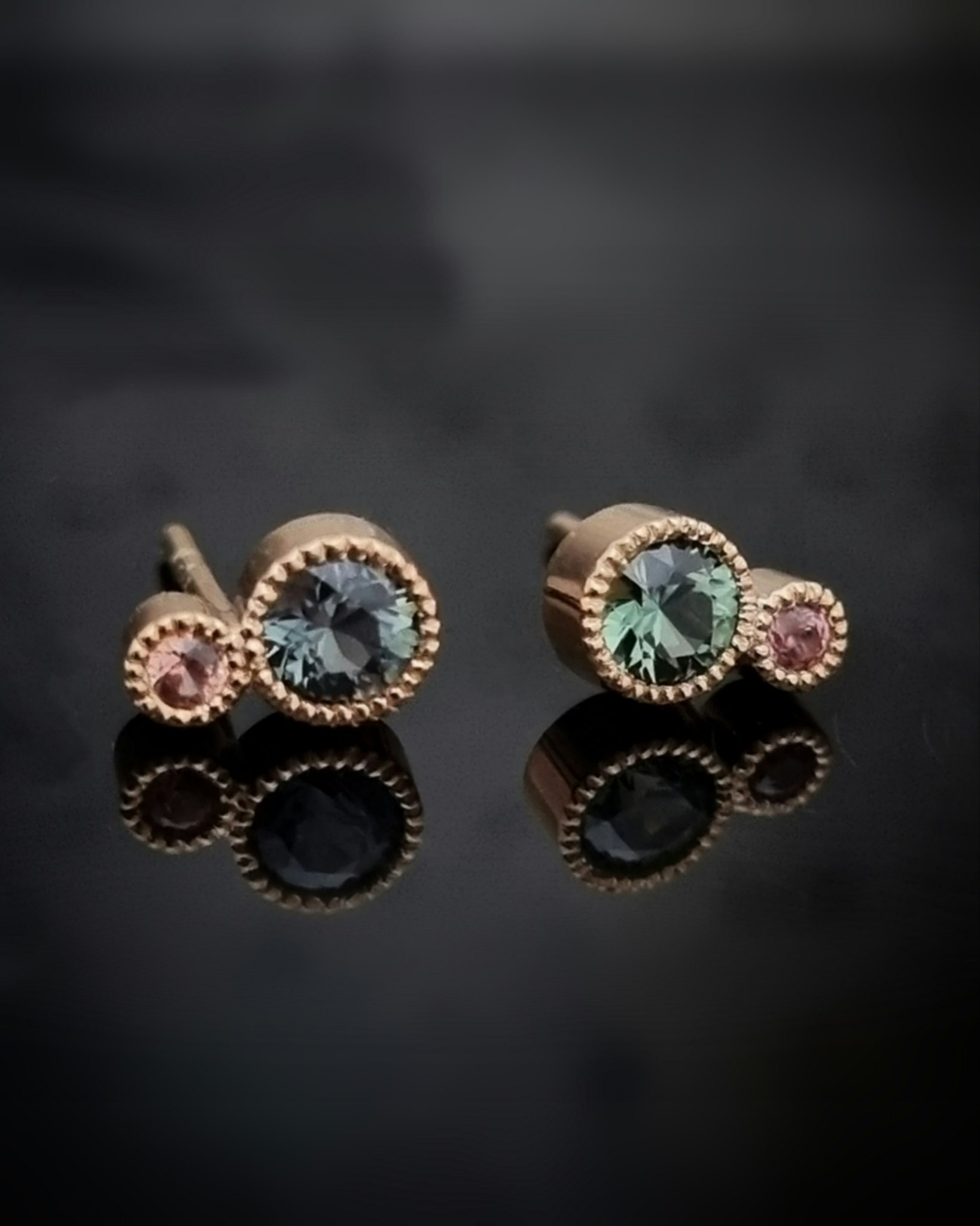 Safirer studs teal & peach - örhängen i 18K