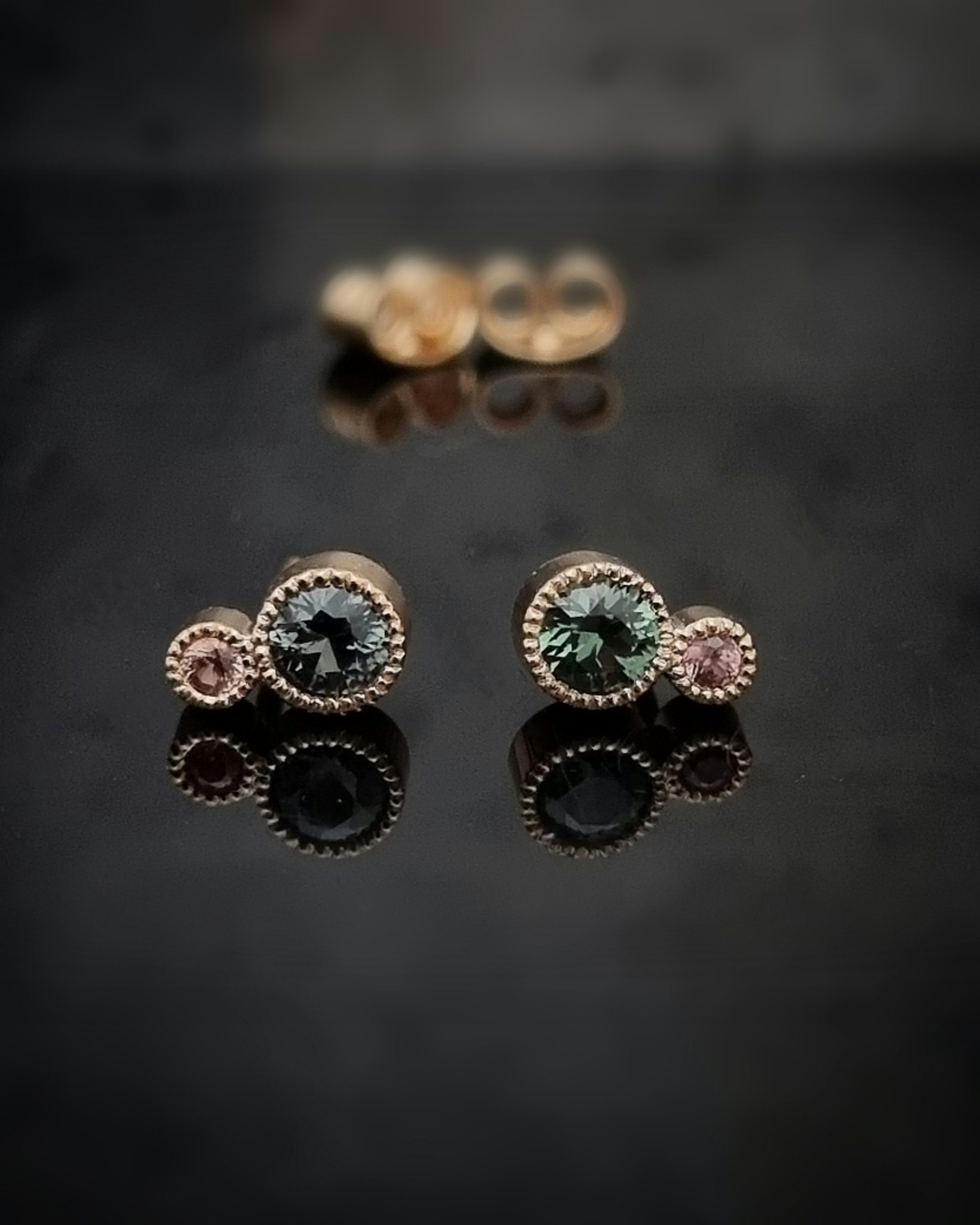 Safirer studs teal & peach - örhängen i 18K