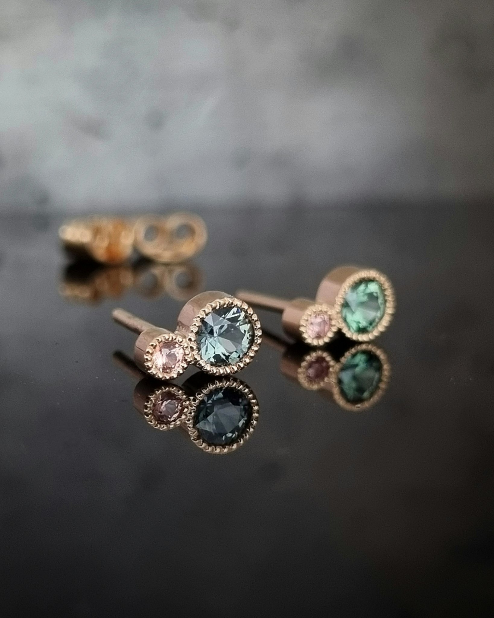 Safirer studs teal & peach - örhängen i 18K