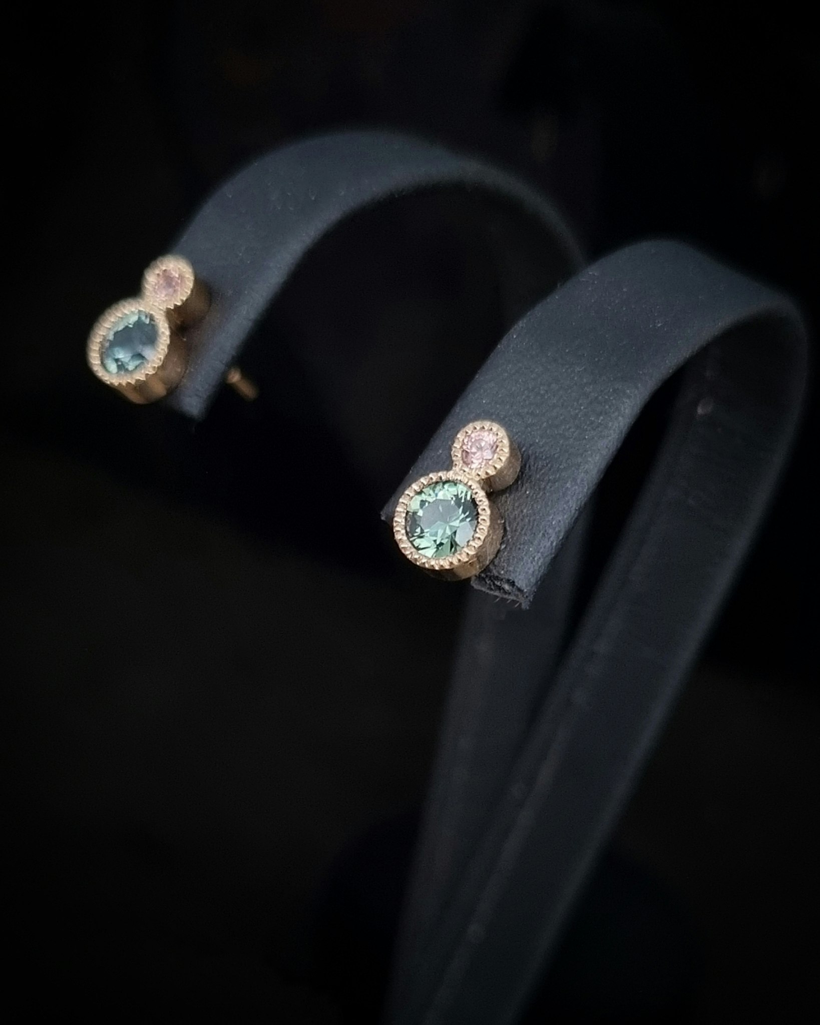 Safirer studs teal & peach - örhängen i 18K