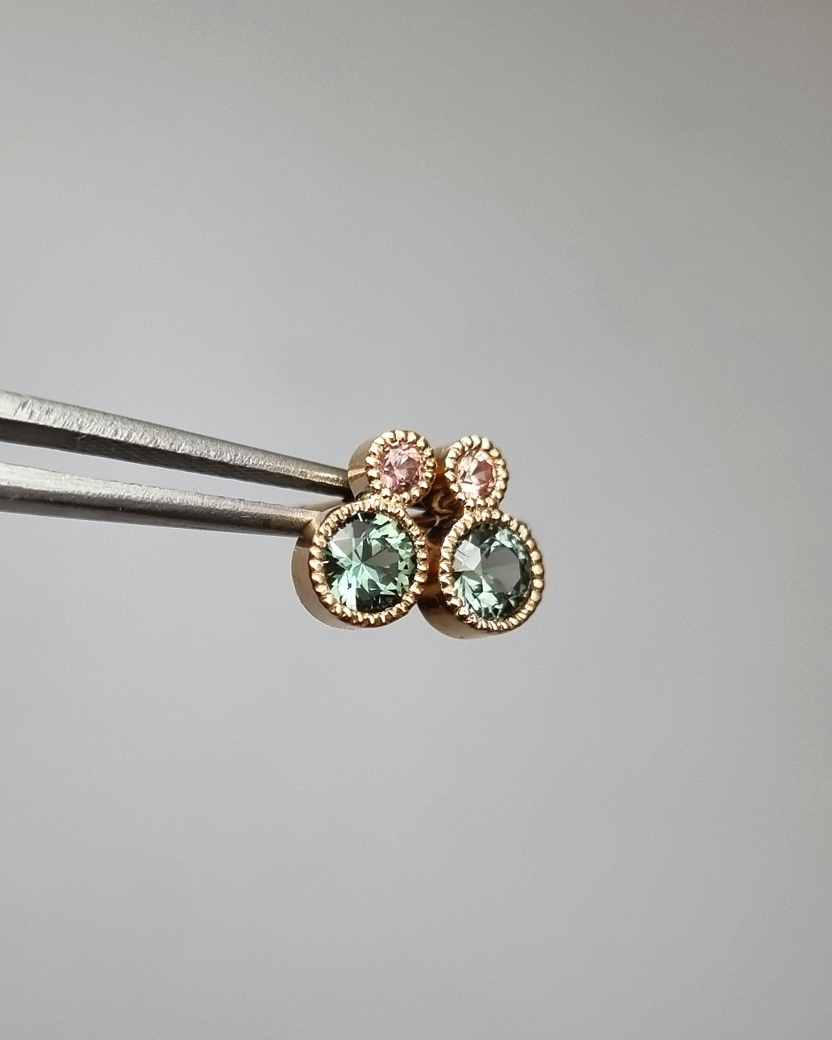 Safirer studs teal & peach - örhängen i 18K