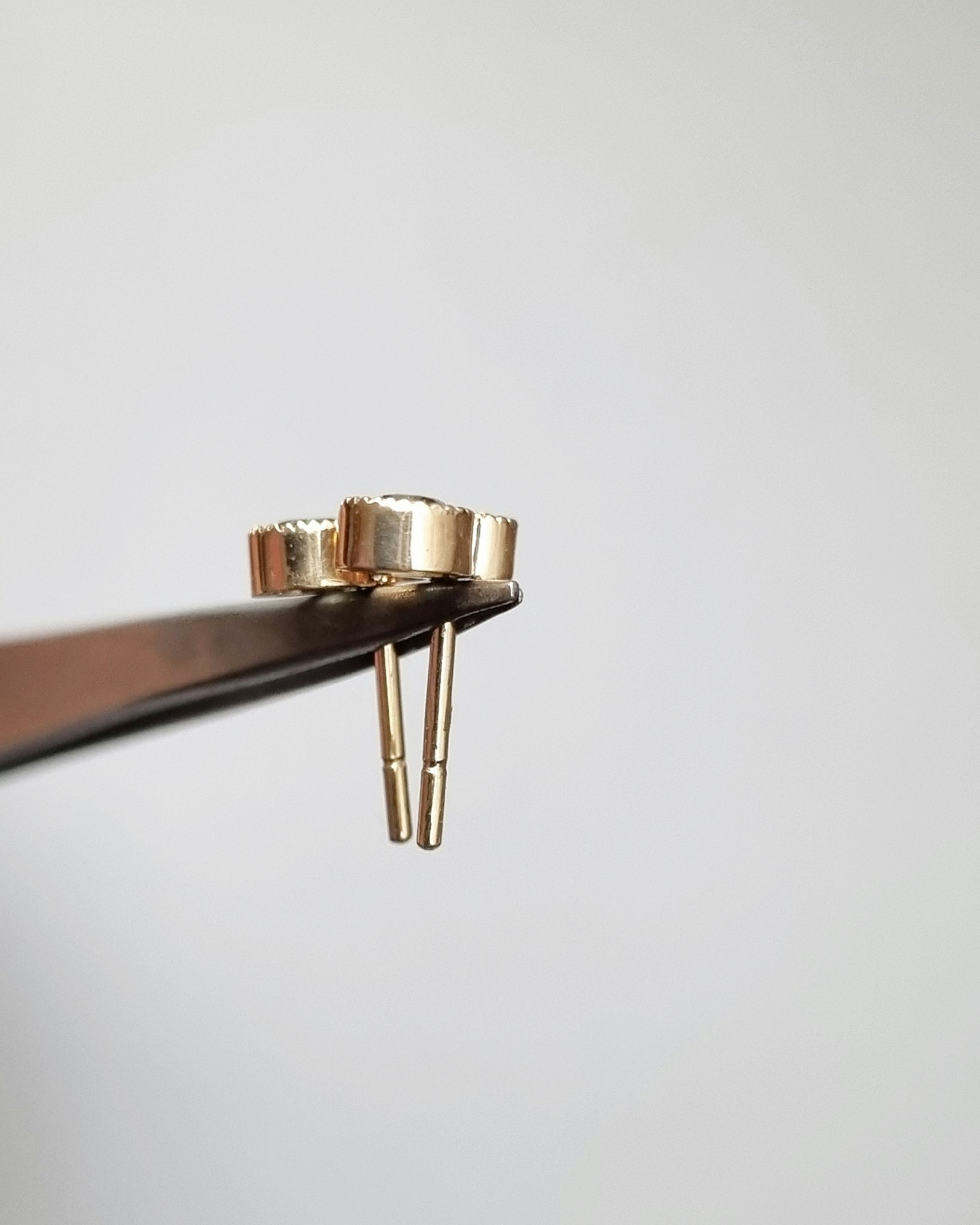 Safirer studs teal & peach - örhängen i 18K
